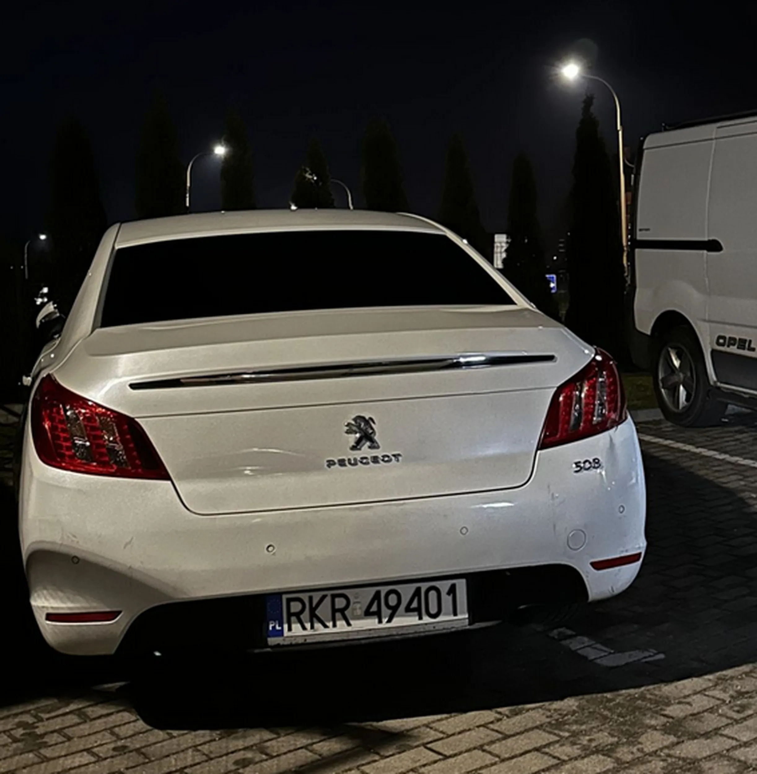 Król miejsc parkingowych , pod blokiem ciasno to można zaparkować na 1,5 miejsca parkingowego bo inni mieszkańcy niech parkują 10 km od domu. Szkoda ze za to nie ma mandatów np. na zgłoszenie powinno być 5 tys  od zaraz  .