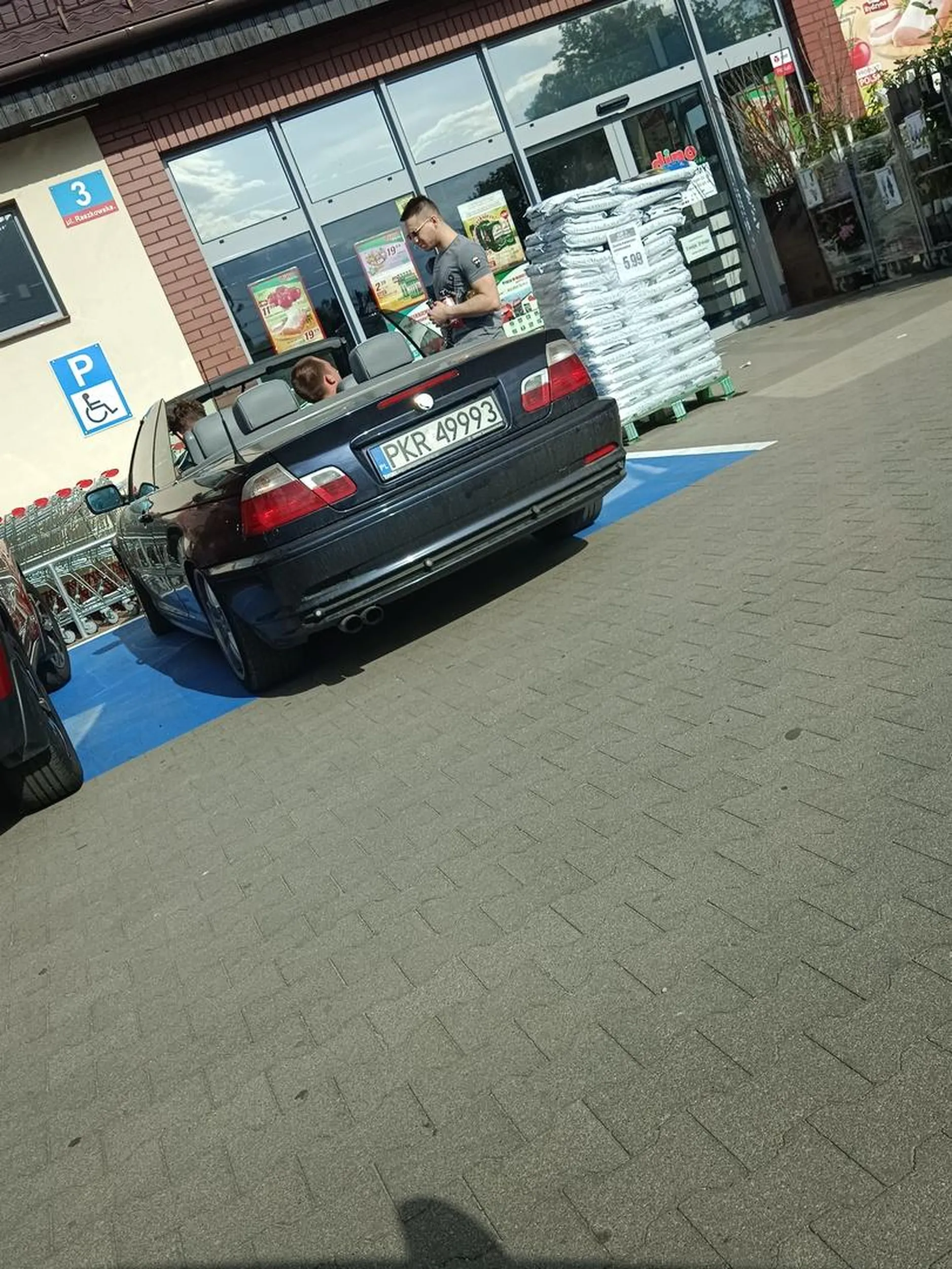 Dupy się ruszyć nie chce, trzeba zająć miejsce dla osób niepełnosprawnych.... Kartki upoważniającej za szybą brak. Na parkingu sporo miejsc wolnych, ale trzeba by było iść 15m więcej..