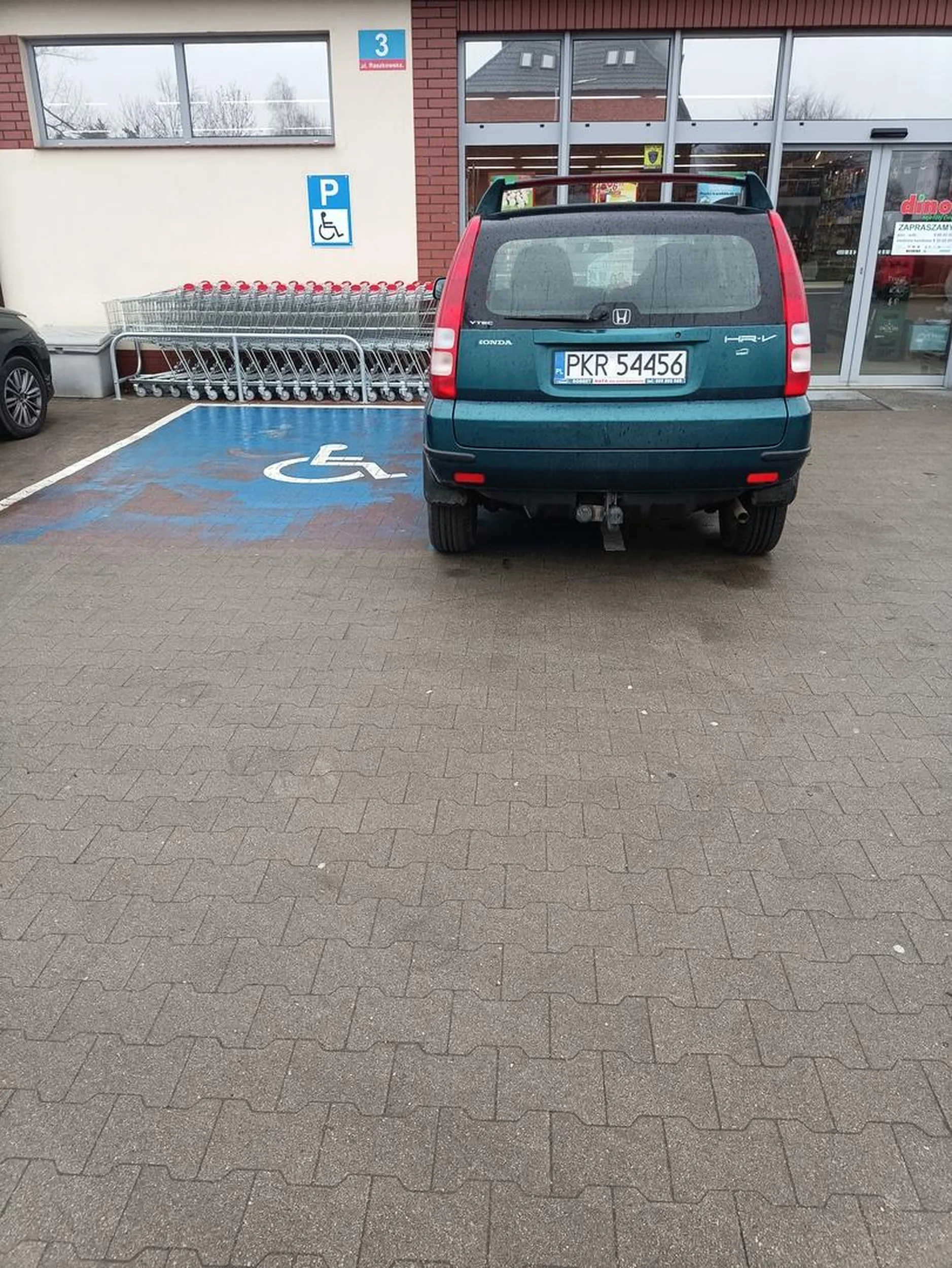 Nie dość że nie potrafi stanąć pomiędzy liniami, to jeszcze ma w dupie miejsca dla osób niepełnosprawnych... Oczywiście karty upoważniającej do korzystania z miejsca dla osoby niepełnosprawnej za szybą brak.