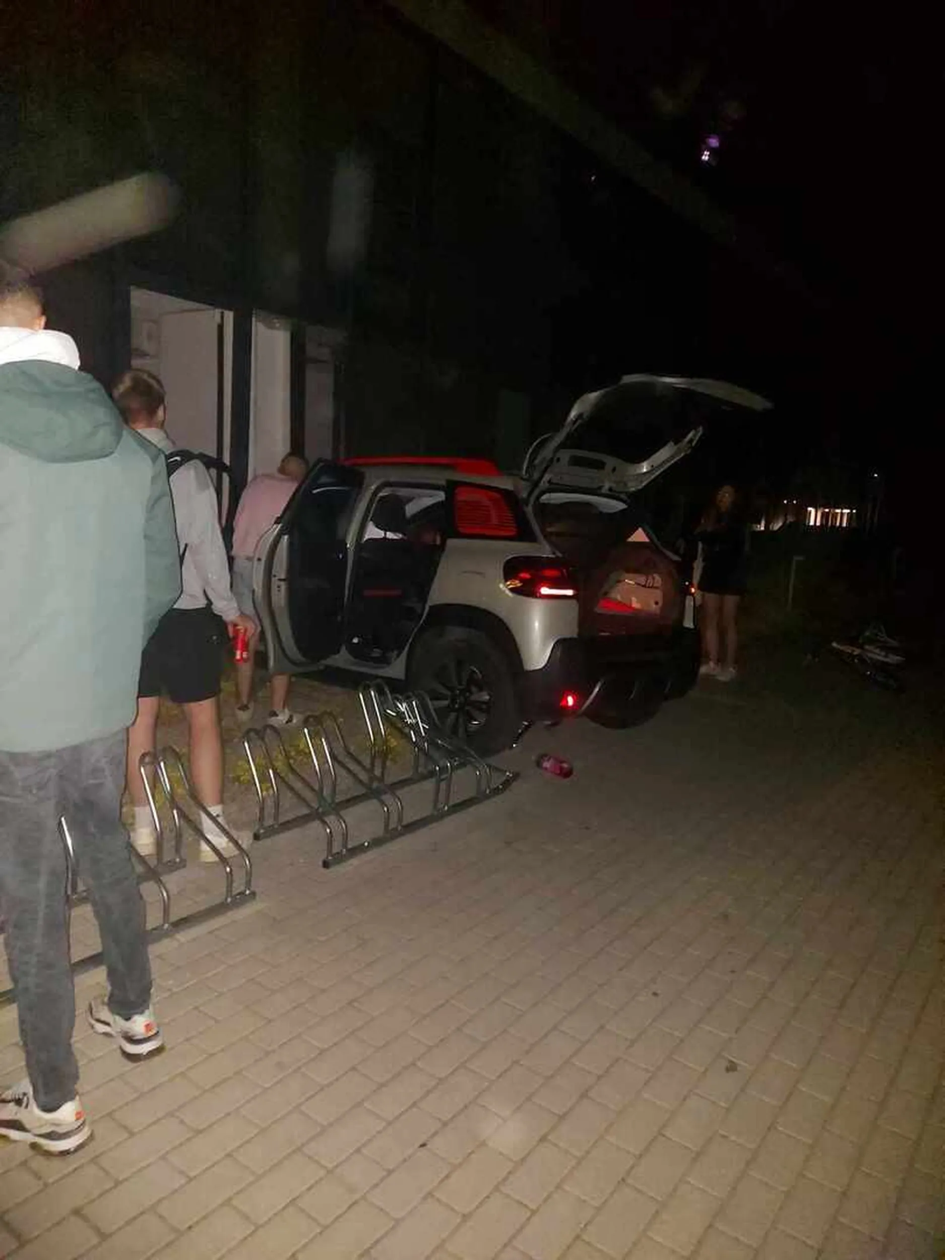 Dobry agent zaparkował w kawiarni prawie