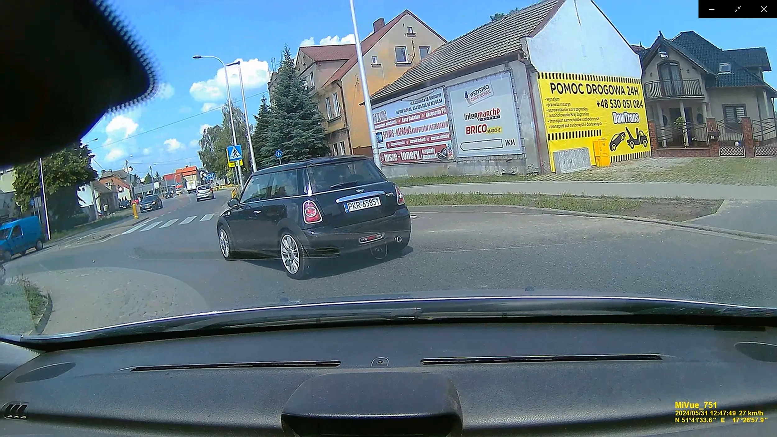 Nie dość że rozmawia przez telefon w trakcie jazdy z słuchawką przy uchu, to jeszcze wymusza na rondzie.. patrzysz się, widzisz ze jedzie auto a Ty jeszcze wyjeżdżasz... jak tak będziesz robić, to długo nie pojeździsz. chyba ze do blacharza