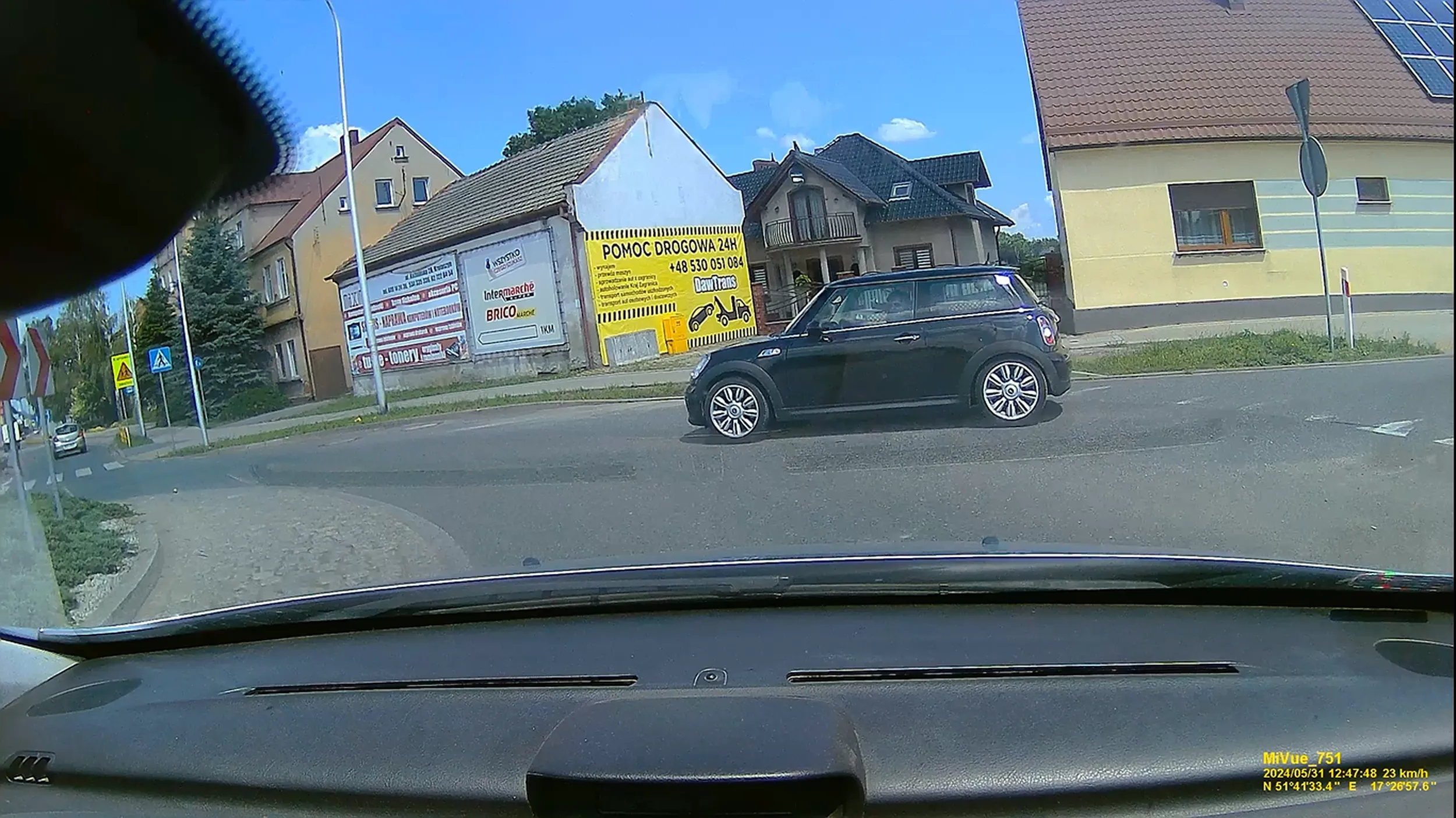 Nie dość że rozmawia przez telefon w trakcie jazdy z słuchawką przy uchu, to jeszcze wymusza na rondzie.. patrzysz się, widzisz ze jedzie auto a Ty jeszcze wyjeżdżasz... jak tak będziesz robić, to długo nie pojeździsz. chyba ze do blacharza