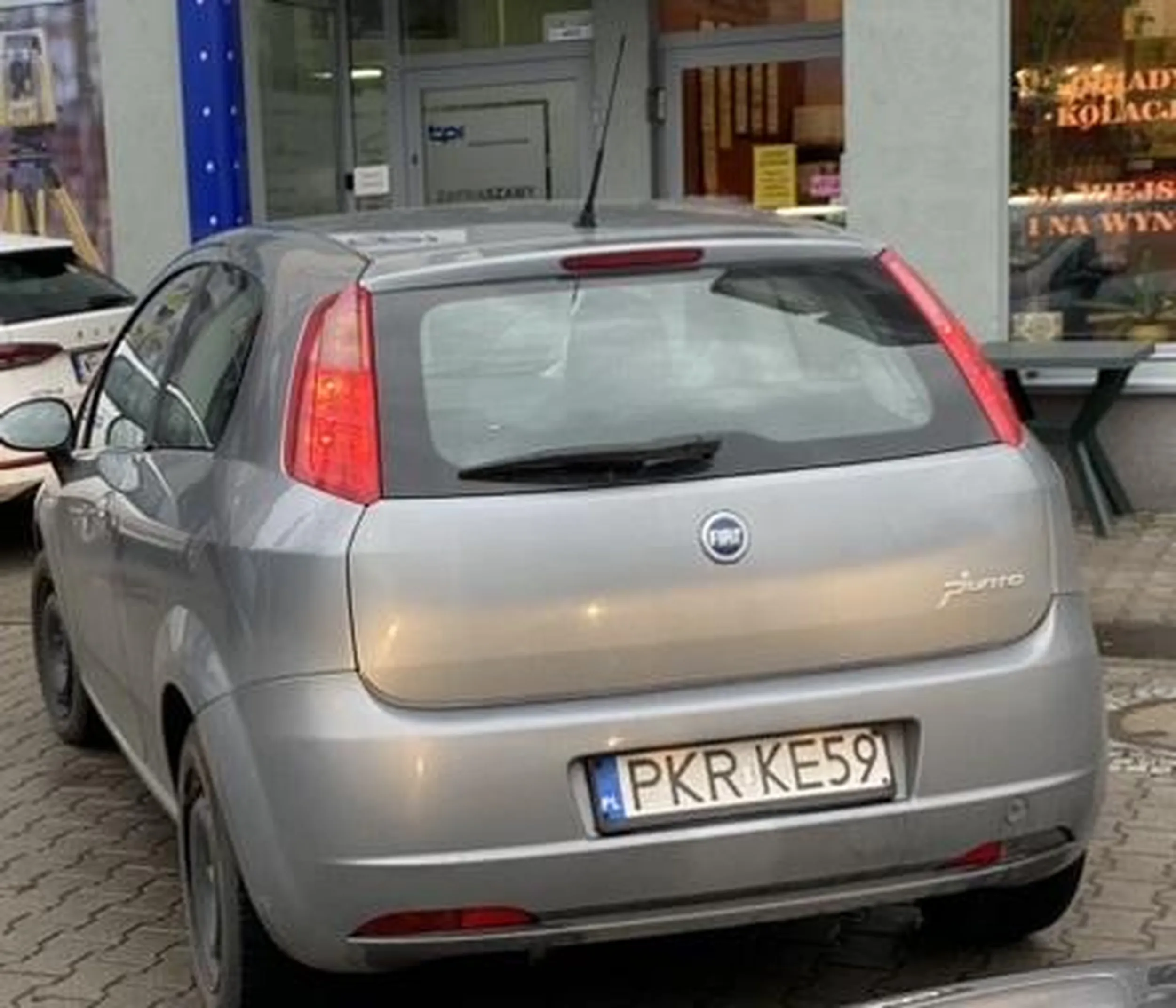 Ogólnie bardzo uważajcie na tego kierowcę, wykazywał się bardzo dużą agresją i wyglądał na osobę która nie radzi sobie z emocjami. Odstawiał jakiś cyrk na drodze po tym jak próbował mnie wrobić w stłuczkę (dosłownie na zdjęciu widać ze jego samochód nie ma żadnych śladów), podnosił głos i krzyczał wulgaryzmy a to wszystko dla marnego punto... Wystarczyło tylko odpalić nagrywanie aby gadka bardzo szybko się zmieniła, najlepsze jest to że jak powiedziałem że dzwonie na policję to ktoś sobie od razu przypomniał jak należy się odzywać do osób nieznajomych i że jednak mu się śpieszy po czym odjechał jakby nic się nie stało... Widać jaki samochód taki właściciel ? Jeżeli to czytasz to zastanów się czasami co robisz bo kiedyś trafisz na kogoś kto nie wykaże się takim spokojem jak ja i może wyjść z tego bardzo niebezpieczna sytuacja (Patrząc na twoją posturę ciała nie byłbyś w stanie się nawet obronić).