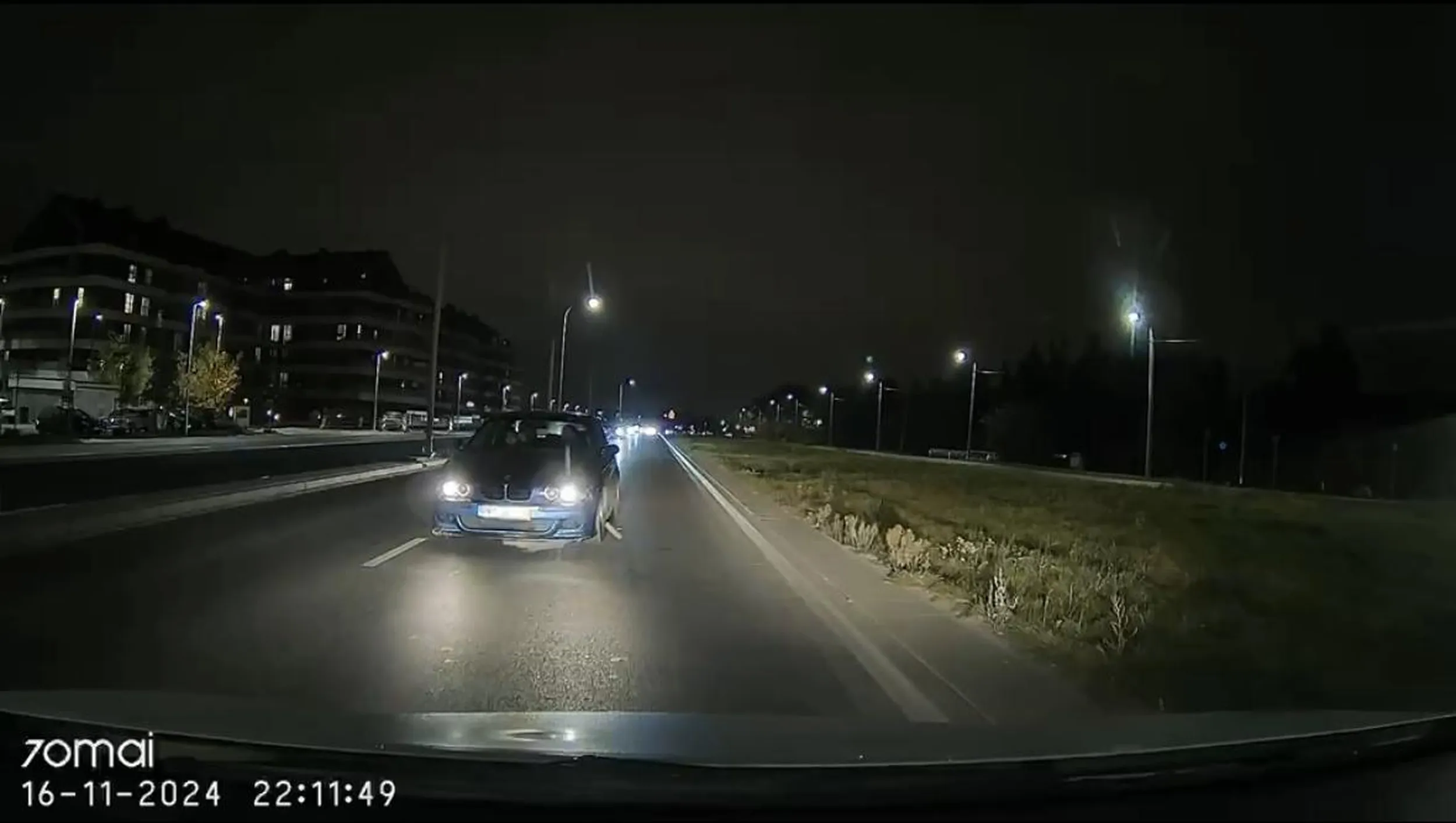 Drogą dwukierunkową jechał pod prąd i jeszcze się dziwił mrugając długimi, że z naprzeciwka nadjeżdża inny pojazd…