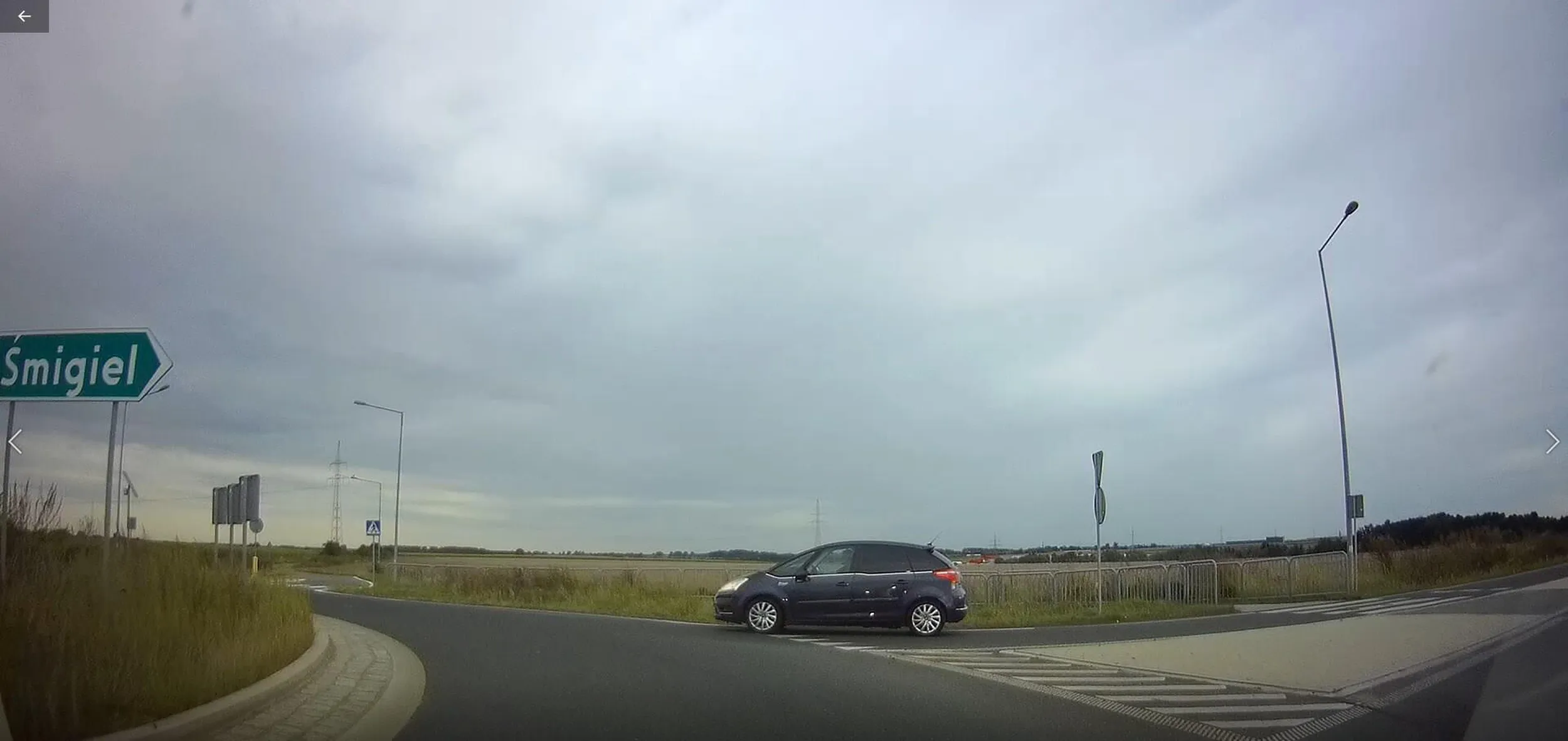 Kolejny burak za kierownicą, wymusza pierwszeństwo na rondzie, następnie złośliwie zamula, a gdy pojawia się możliwość jego wyprzedzenia, oczywiście przyspiesza i następnie hamuje przed nosem. Tacy kierowcy powinni być piętnowani, a ich wyczyny opisywane i dokumentowane. Mam nadzieję, że ktoś ci buraku zepsuje kiedyś porządnie dzień. Myślę, że przy takim stylu jazdy kolejne komentarze o tym typie to tylko kwestia czasu...