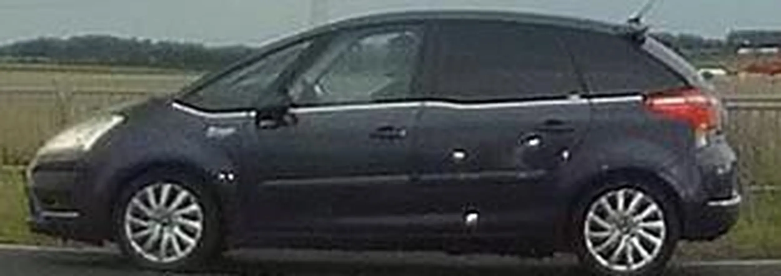 Kolejny burak za kierownicą, wymusza pierwszeństwo na rondzie, następnie złośliwie zamula, a gdy pojawia się możliwość jego wyprzedzenia, oczywiście przyspiesza i następnie hamuje przed nosem. Tacy kierowcy powinni być piętnowani, a ich wyczyny opisywane i dokumentowane. Mam nadzieję, że ktoś ci buraku zepsuje kiedyś porządnie dzień. Myślę, że przy takim stylu jazdy kolejne komentarze o tym typie to tylko kwestia czasu...