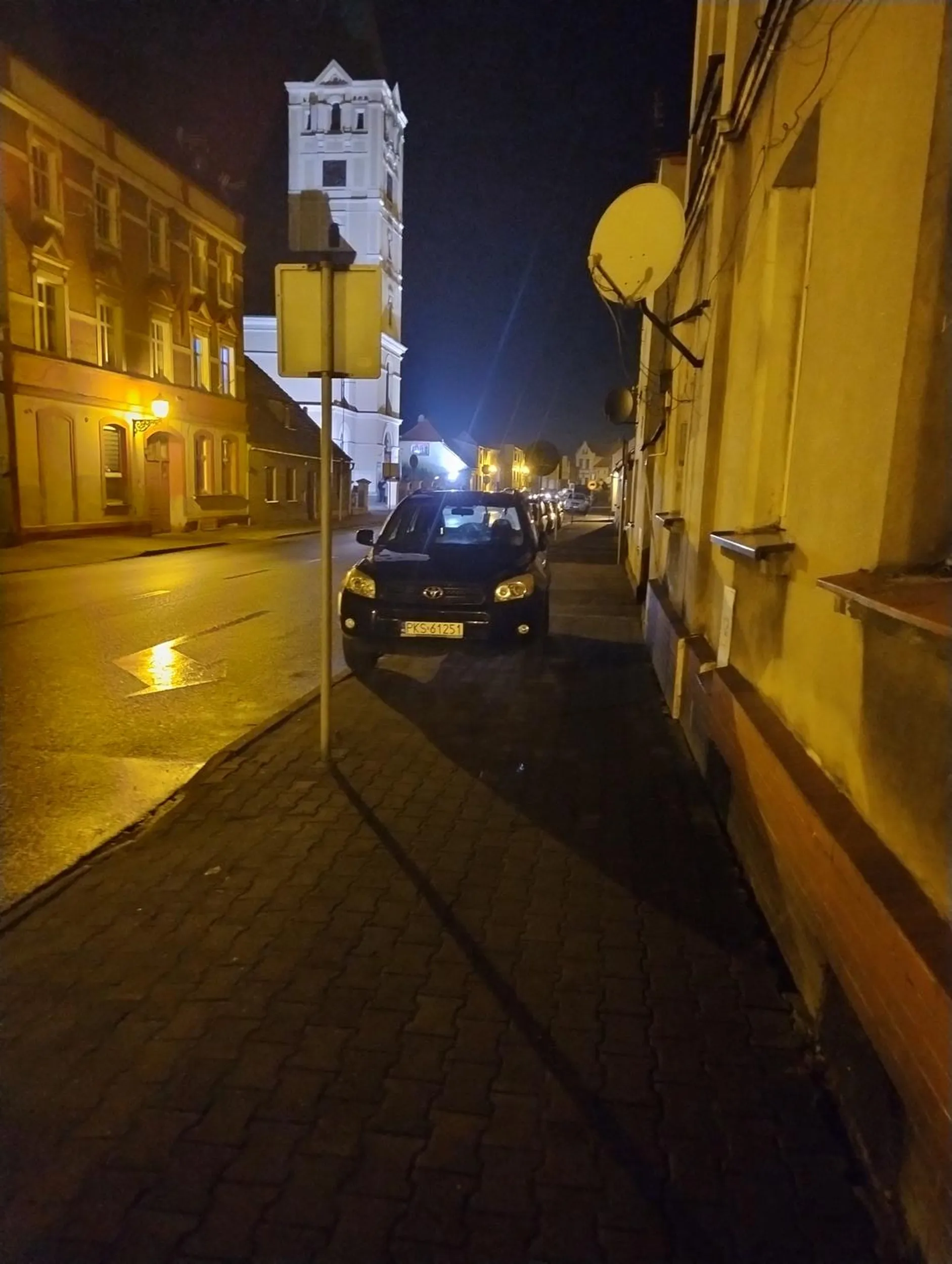 Pięknie zaparkowany pojazd na chodniku nie pozdrawiam kierowcy