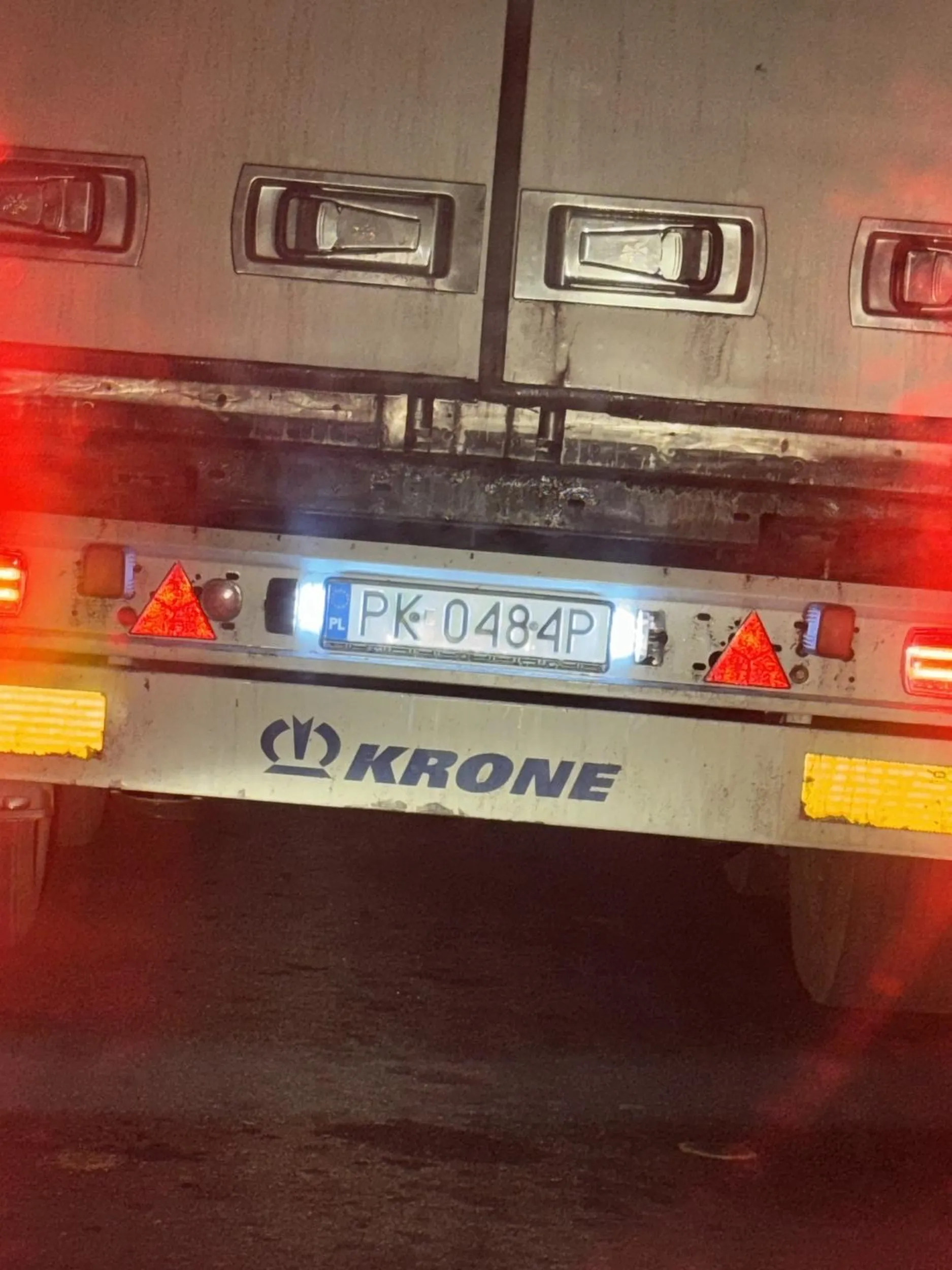 Kolejny bandyta drogowy, który życie innych ludzi ma za nic! Wiem, że poruszając się tirem pewnie masz się za króla szosy z Kalisza, ale nie jesteś bezkarny. Za wyprzedzanie na zakazie dla Tirów, brak kierunkowskazów przy zmianie pasa i próbę zepchnięcia mnie z drogi, odpowiesz przed organami do tego uprawnionymi :) I mam nadzieję że ktoś w podobny sposób potraktuje twoje żonę lub dziecko