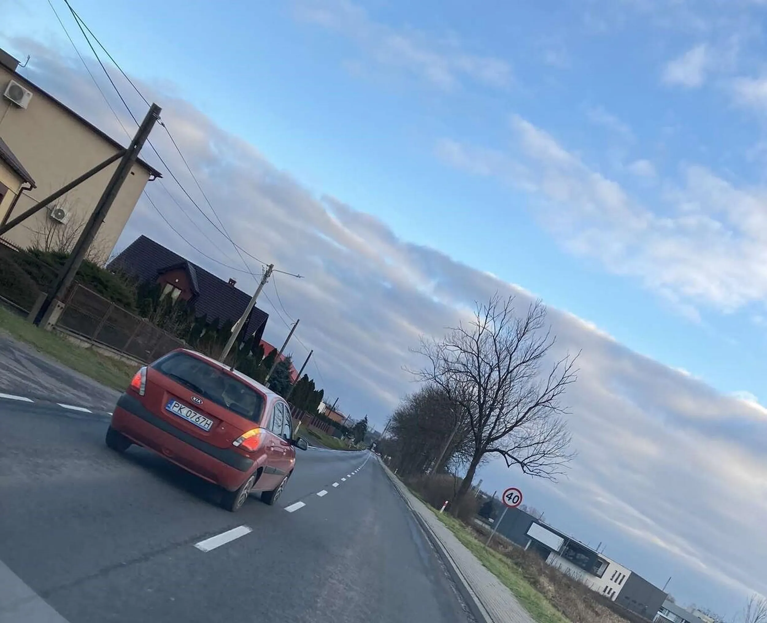 niezbyt rozgarnięta pani wyprzedza na ograniczeniu do 40 bo kupa ciśnie na mózg