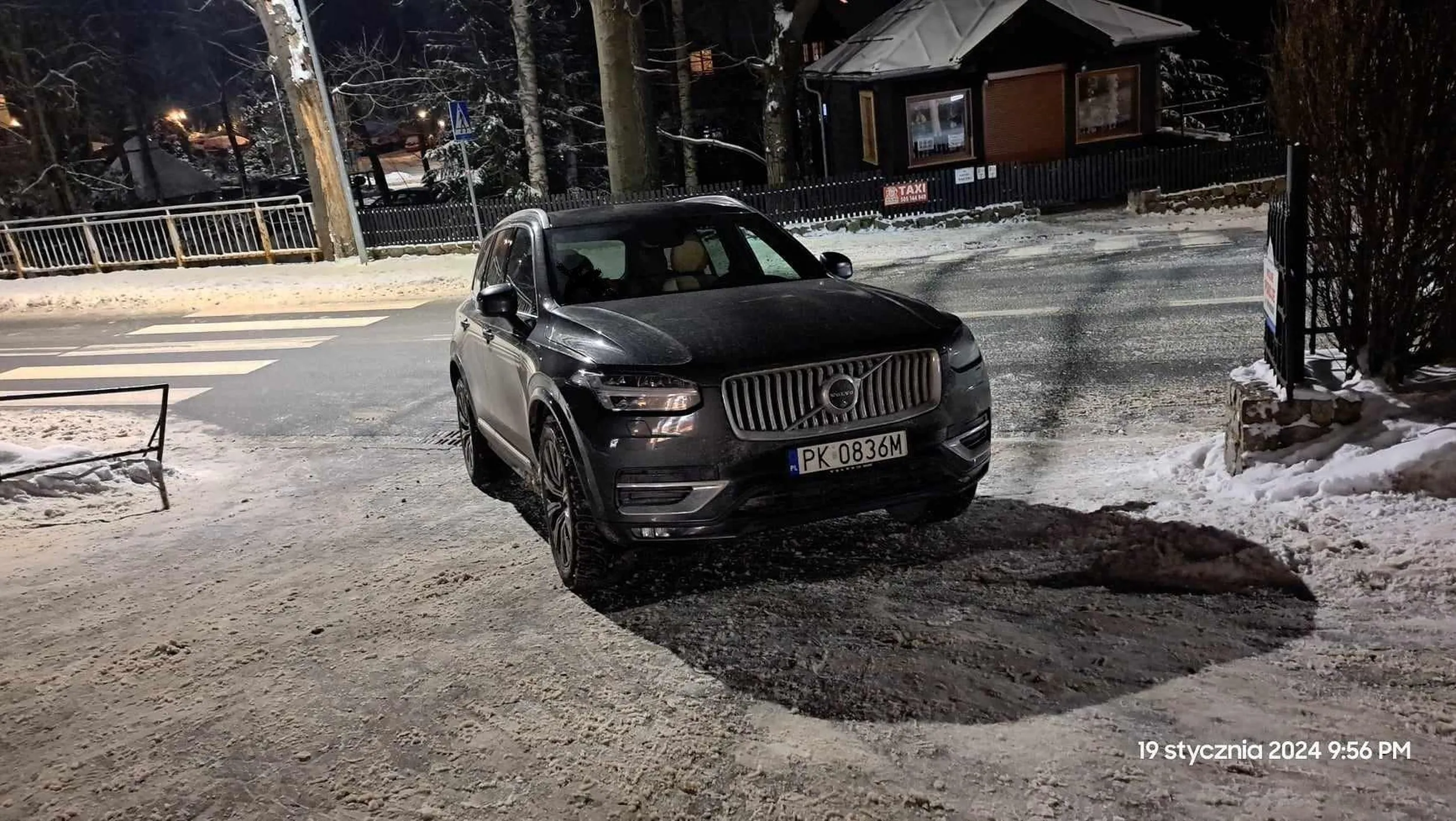Pięknie tak zastawić Żabkę i Pensjonat bo nie wjadę normalnie na parking. A dalej też nie zaparkuję bo za daleko...