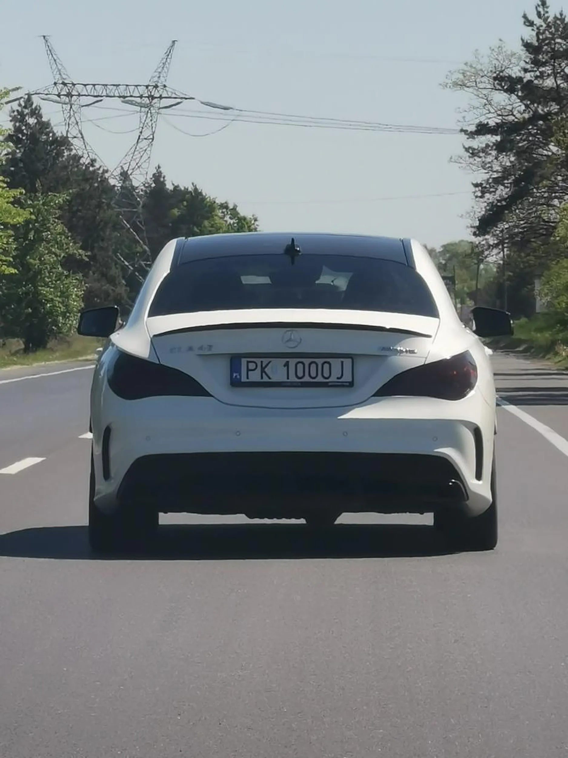 Czubek w merolu z przyciemnionymi lampami upala samochód jak wariat. Wyjechał mi przed maskę ze stacji benzynowej przy Brzozie nieopodal Bydgoszczy. Uważajcie na bałwana, musiałem dać ostro po heblach.