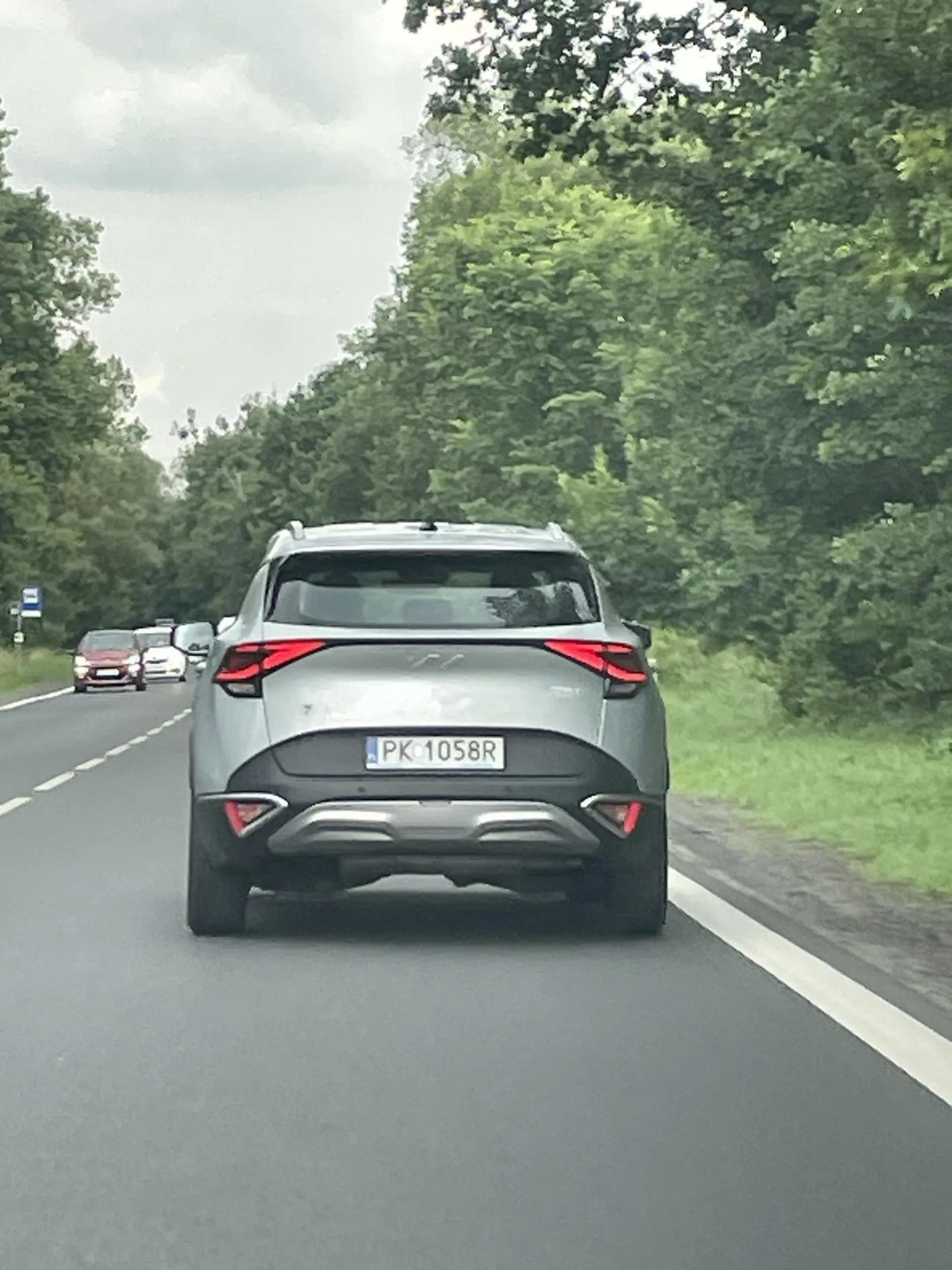 Typowy Heńku jeździj normalnie! Wpycha się Heniek na chama przed Dziewokliczem bo będzie 1 auto szybciej ?