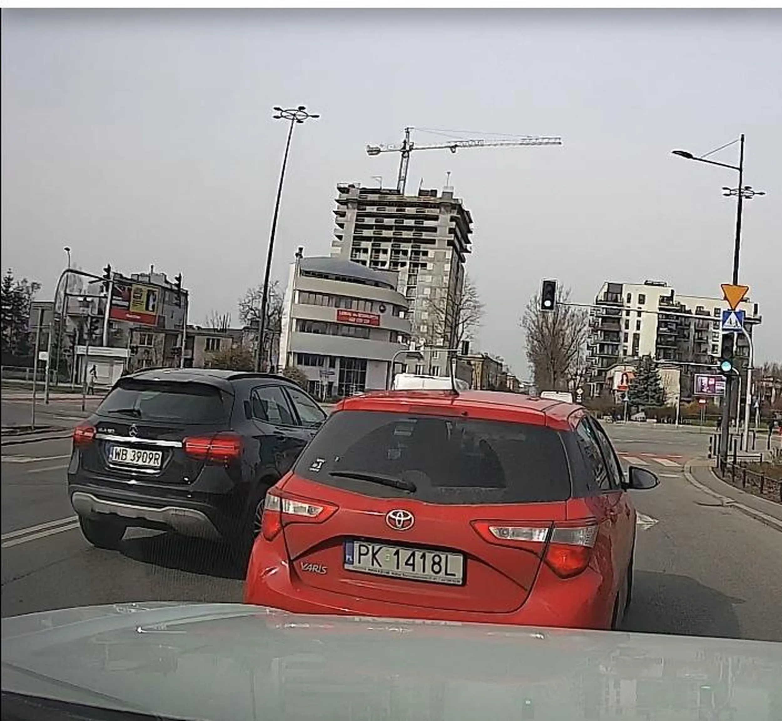 Zajeżdża drogę i łamie wszelkie przepisy kodeksu ruchu drogowego. Warszawa skrzyżowanie Stanów Zjednoczonych i Grenadierów