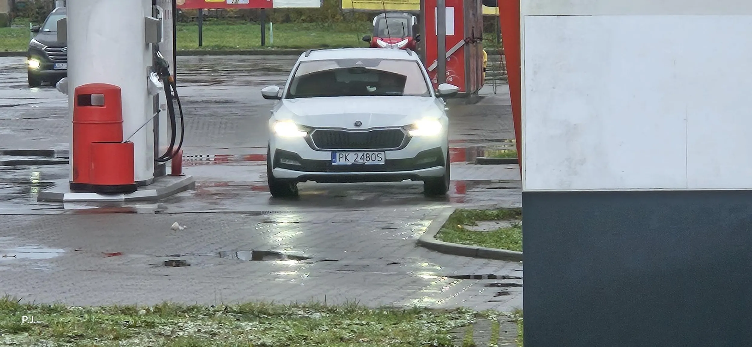 Pan doszedł do wniosku że skoro zjeżdża z rąda dość szybko, a ja jestem ma drógim pasie zebry ,to przyspieszył i odwrócił głowę. Przecież zdążył ,tępy ch.j.