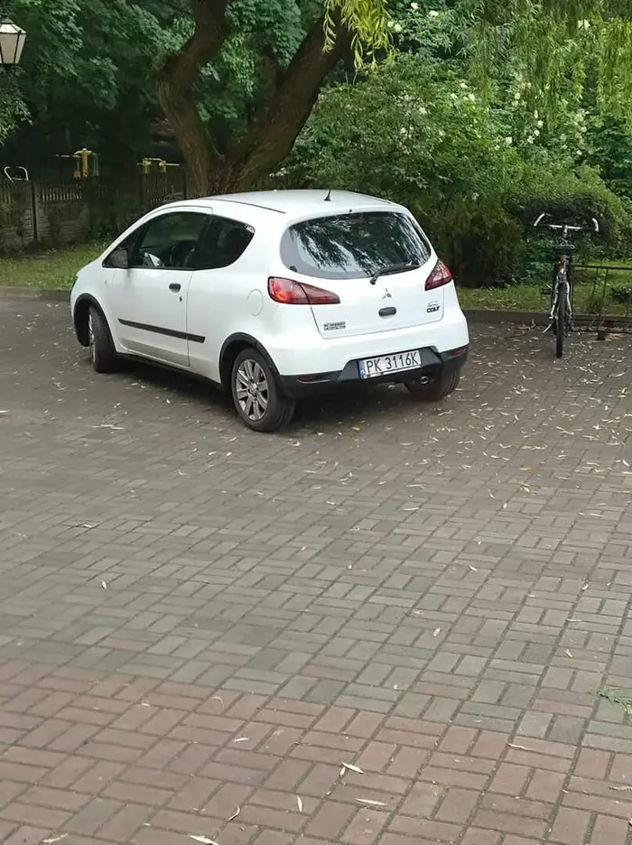zajebiste parkowanie przed szkołą