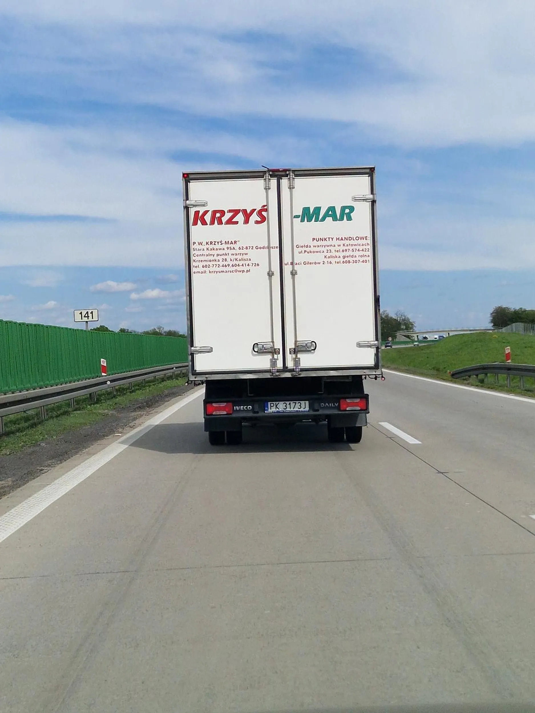 Na miejscu pracodawcy zwolniłbym to coś, co prowadzi tego dostawczaka. Jedzie zygzakiem, prawdopodobnie lubi sobie wypić. Wymija ocierając się o lusterka innych pojazdów, wyprzedza na podwójnej ciągłej, ma w dupie sygnalizację świetlną.