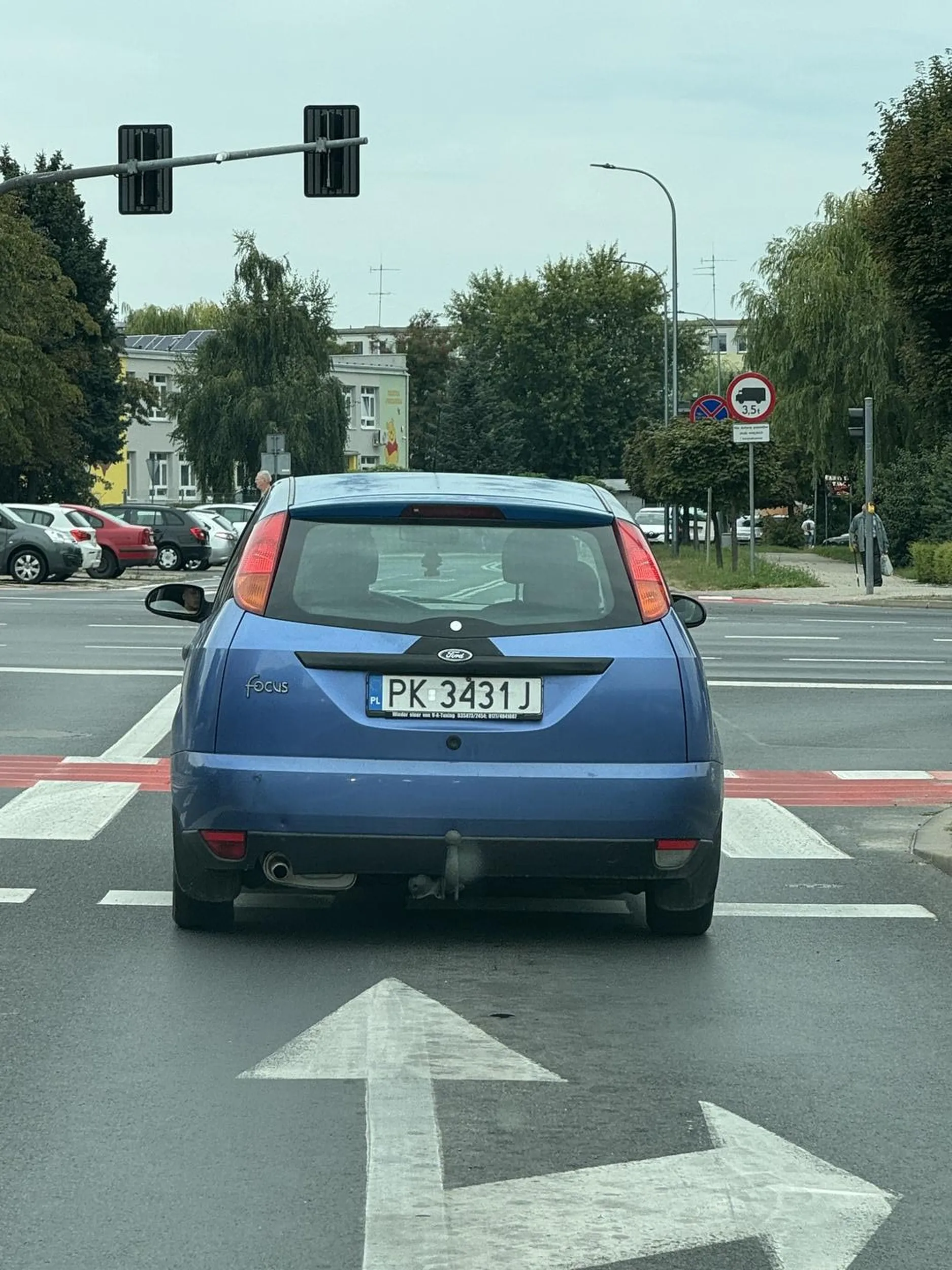 Kolejny głąb z brakiem mózgu, który dla podkreślenia swojego ego słucha na głos łomotu, żeby inni widzieli, że on ma radio, a  przy skręcie z lewego pasa  zjeżdża od razu na prawo, nie patrząc, że prawie by wjechał w moje auto będące na prawym pasie . Zabrać idiocie prawko!