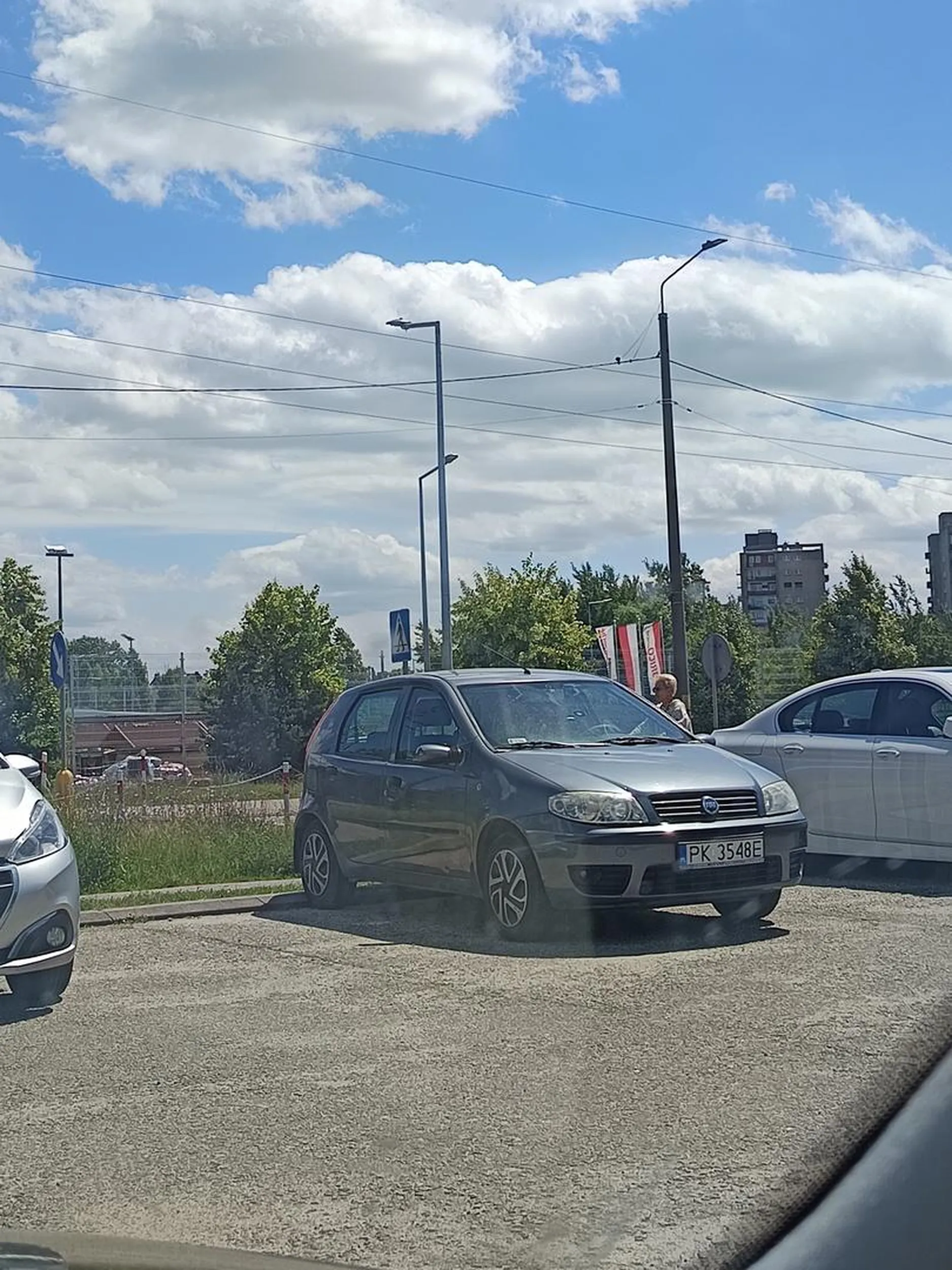 Polecam nauczyć sie parkować zająłeś 2 miejsca