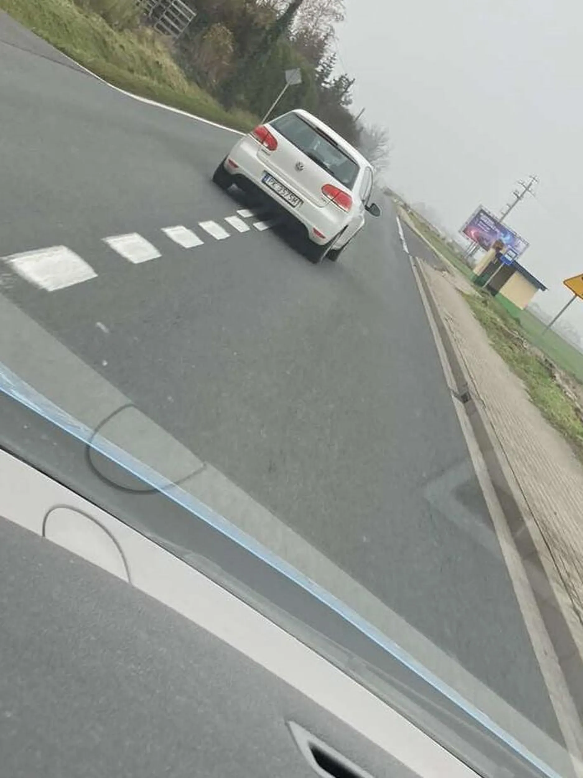 50tka i skrzyżowanie, to wyprzedzamy ... bo kupa dusi... na mózg