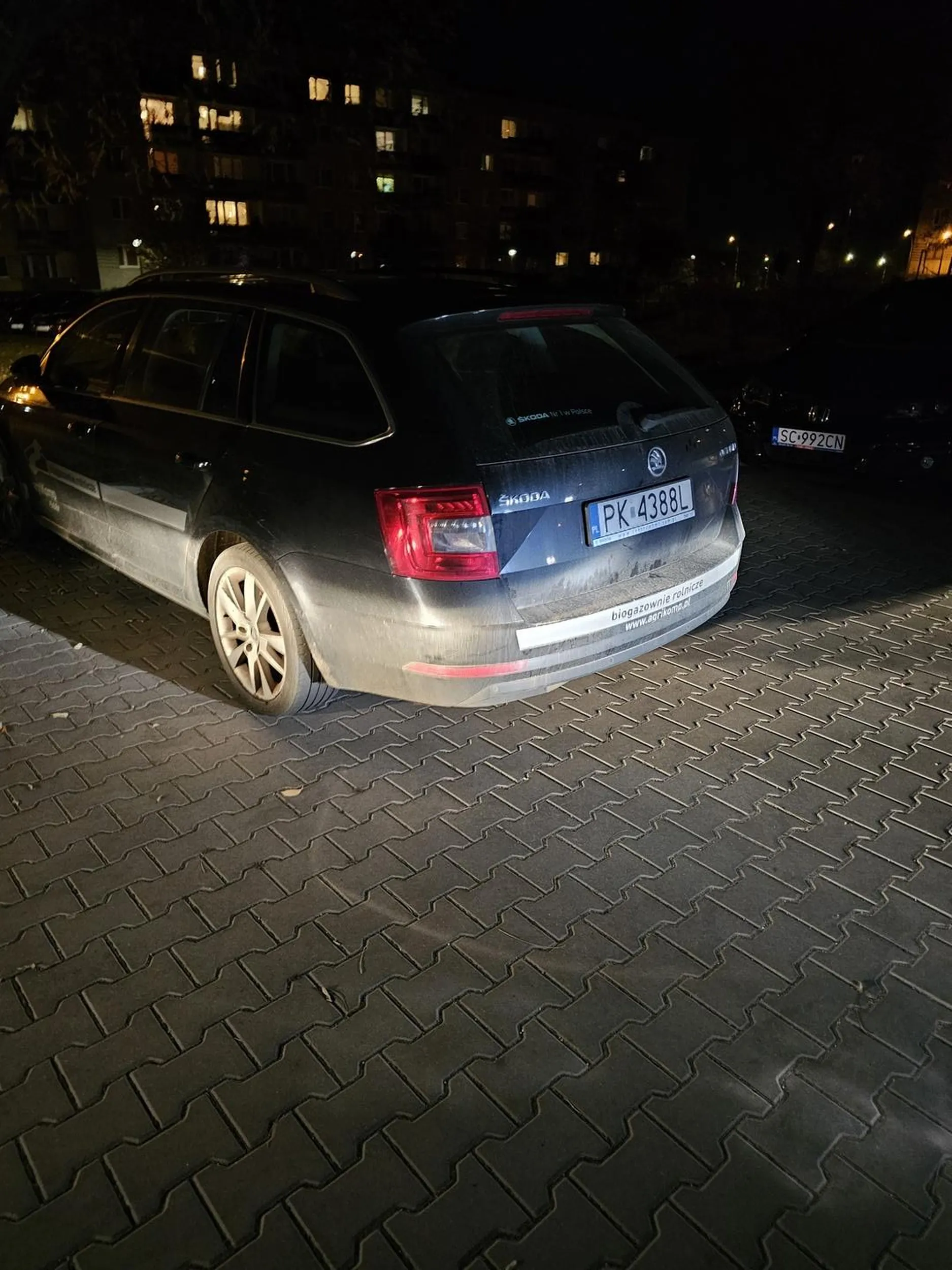 Parkowanie na środku parkingu zastawiając 4 samochody nie jest dobrym pomysłem