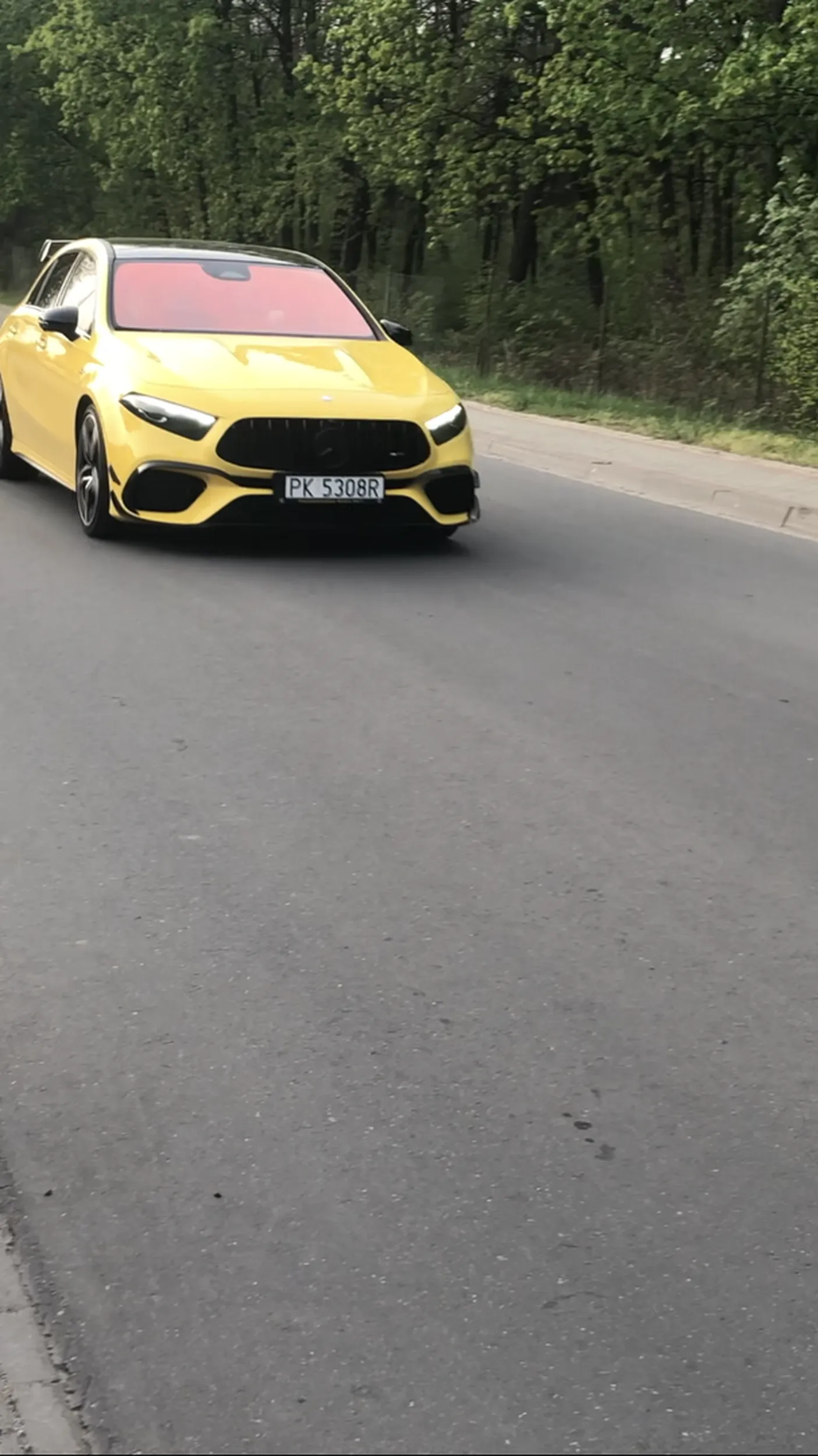 Jezeli ktos zna kolege niech napisze do mnie na ig axxoneqbmx(niemoge odczytac napisu z ig na szybie)