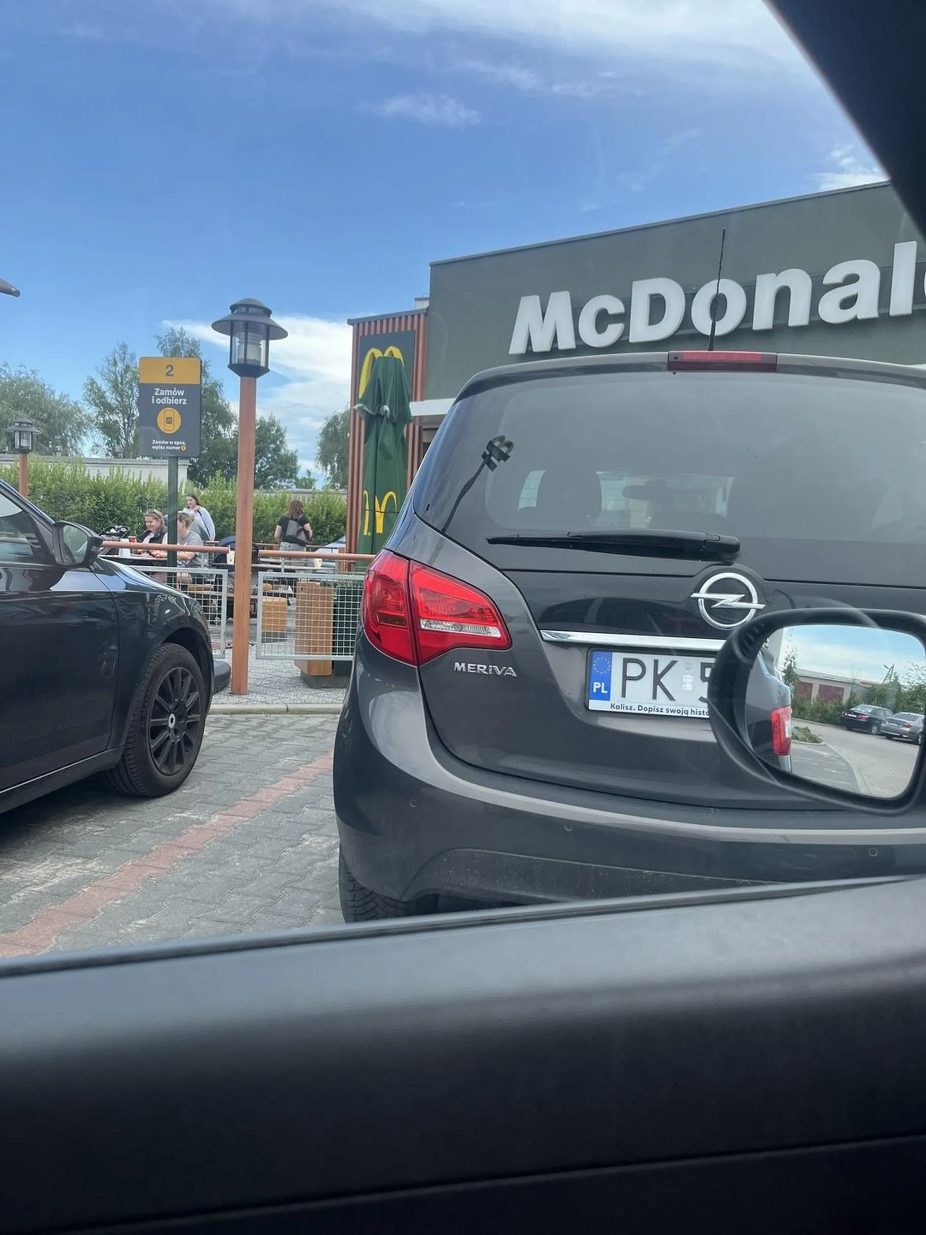 po mimo prośby prze parkowania auta na normalne miejsce parkingowe kierowca specjalnie stanął na miejscu zarezerwowanym do odbioru zamówień sieci mc donald zlał kilkukrotne prośby o zmianie miejsca 2m dalej nie pozdrawiam