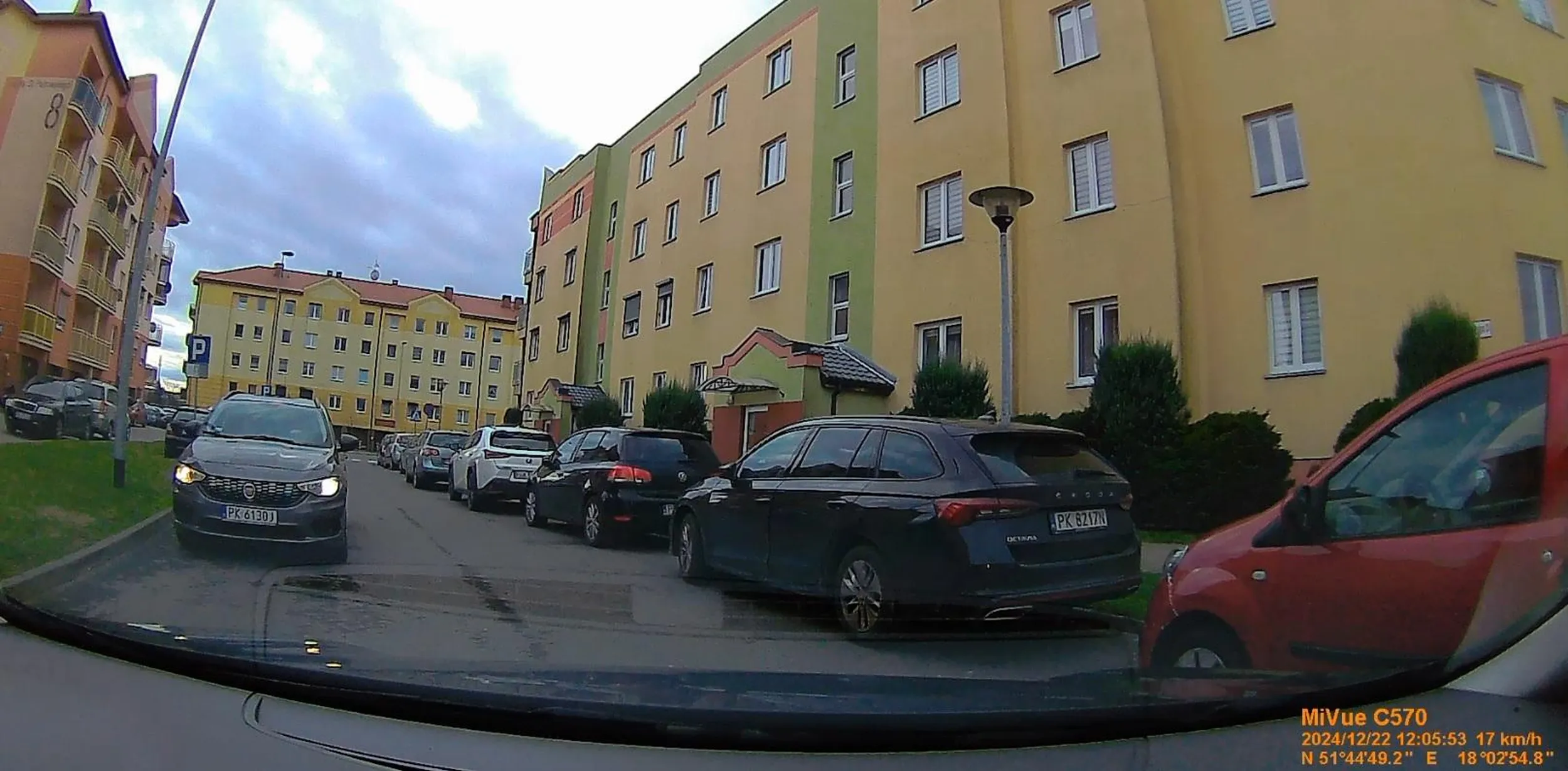 Przy niedzieli pod prąd jednokierunkową pewnie do kościoła się spieszył