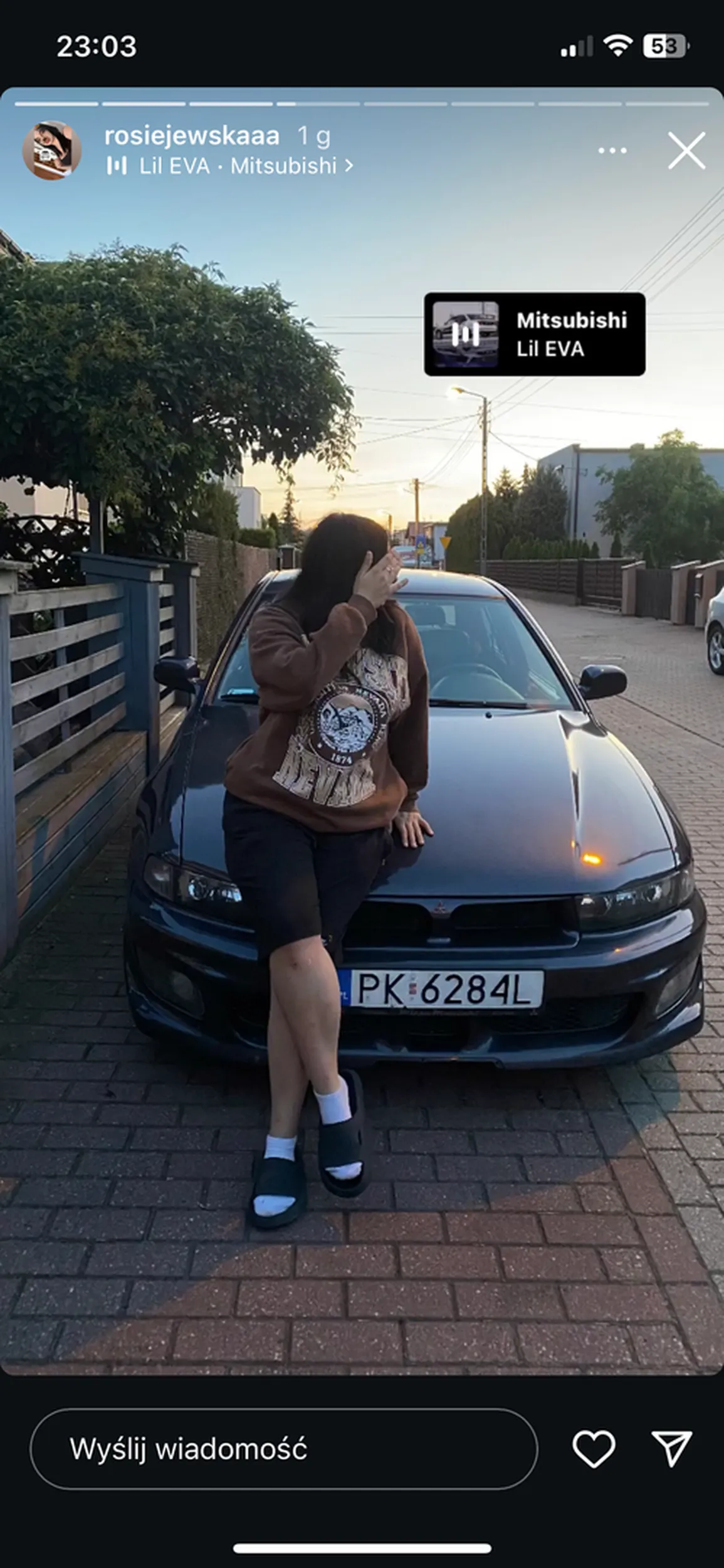 Jakieś laski robią sobie zdjęcie na twoim aucie tak tylko informuję