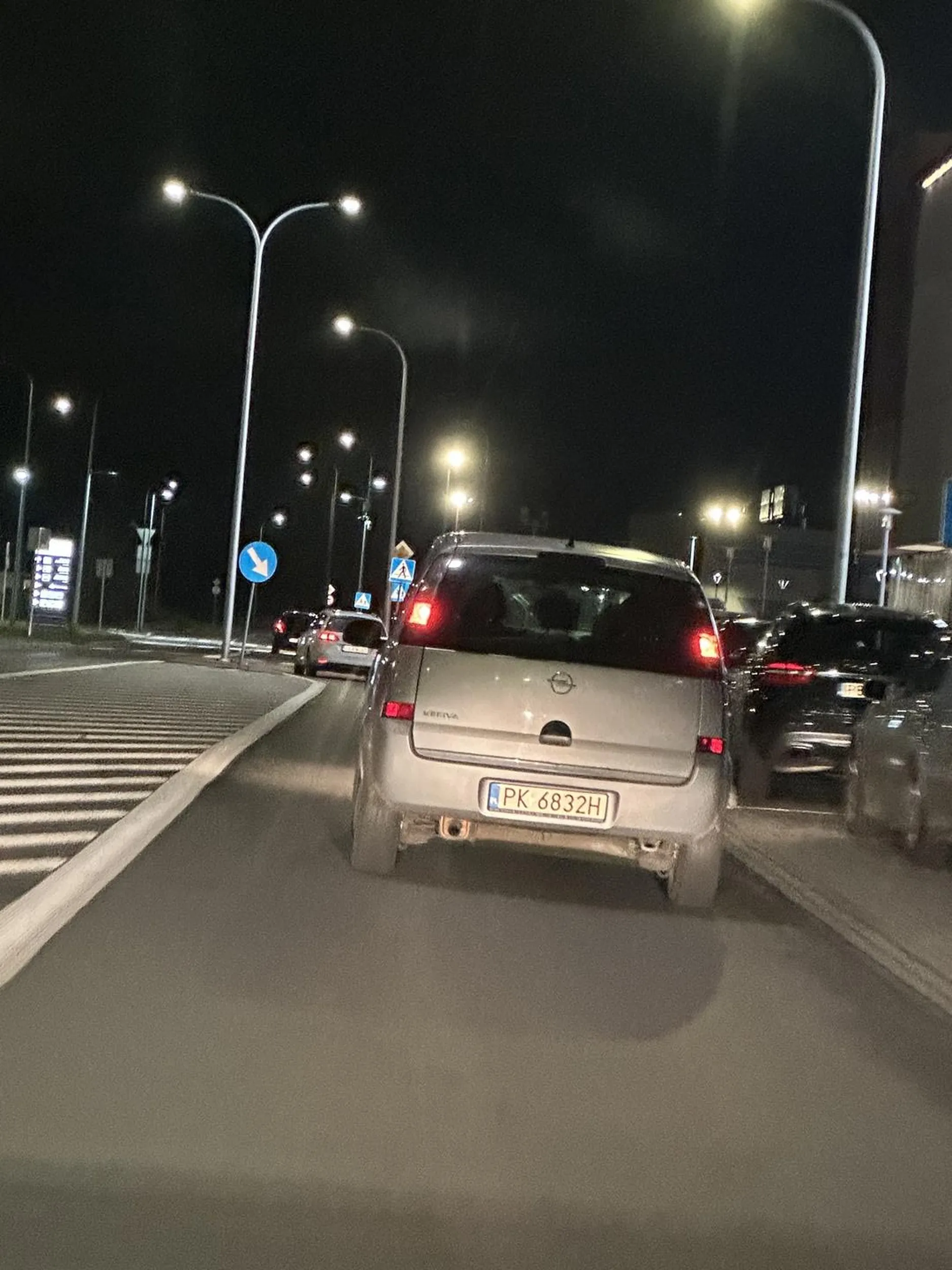 Pani się nauczy że jest ruch prawostronny i jak się jedzie jak pi**a to jedziemy prawym a nie korkujemy lewy i cały szlak bursztynowy lewym pasem bo 2km skręca się w lewo…..