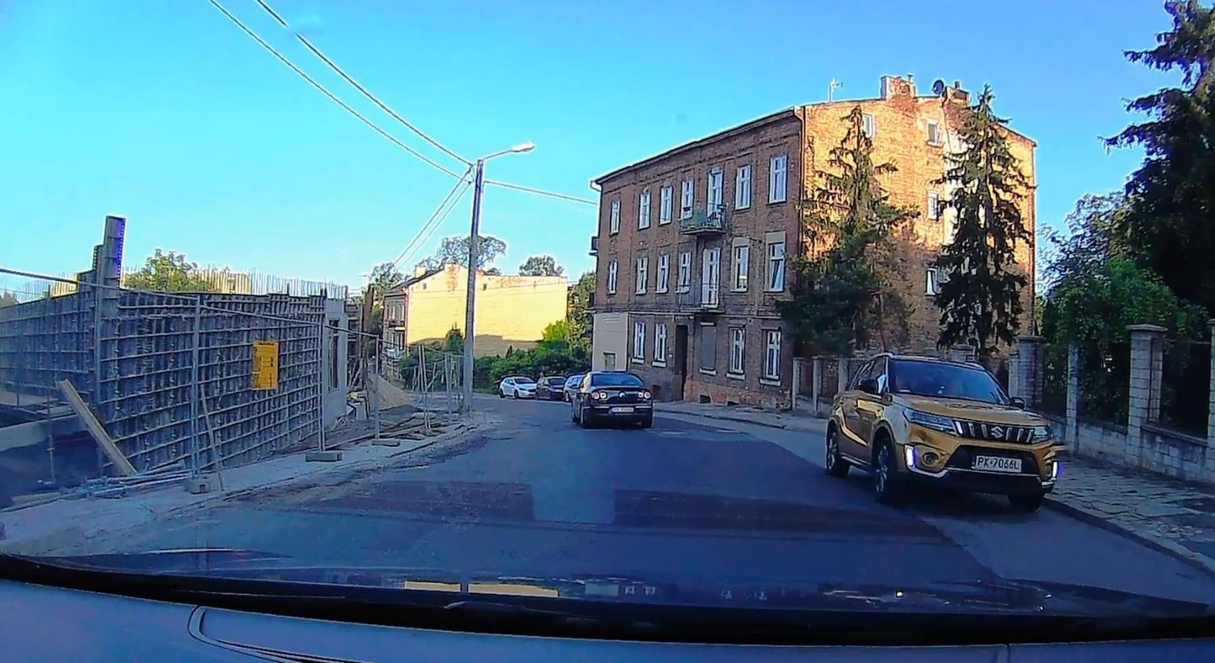 Karyna chyba długo była w Anglii, bo jeździ po lewej stronie i nawet nie wie co się obok na drodze dzieje ... Zgroza uważajcie na siebie