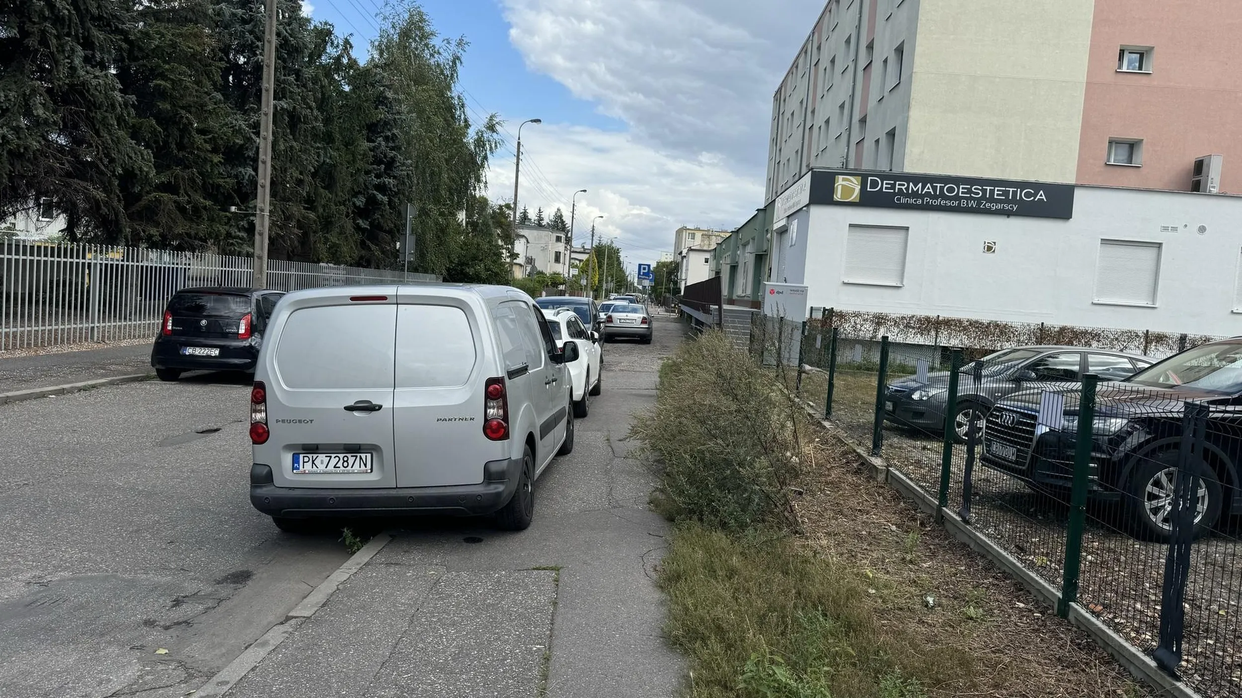 Nie pozostawiono 1,5 metra dla pieszych, niezastosowanie się do znaku D-18