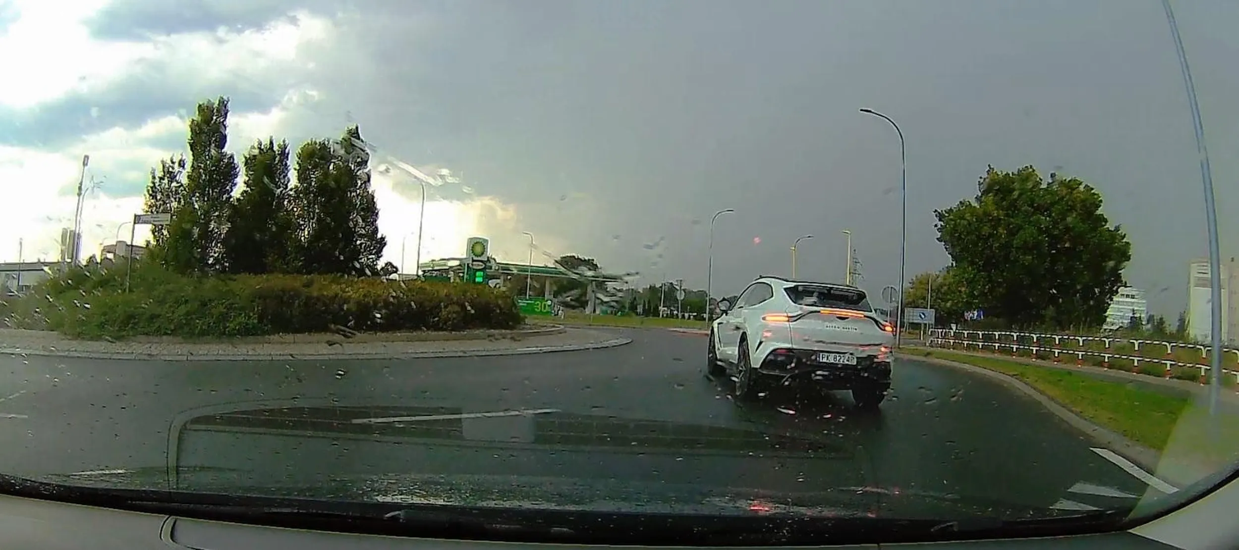 niczym w wyścigach F1 atak między 2 auta na rondzie ... brawo, wielka odwaga, umiejętności i ptasi móżdżek