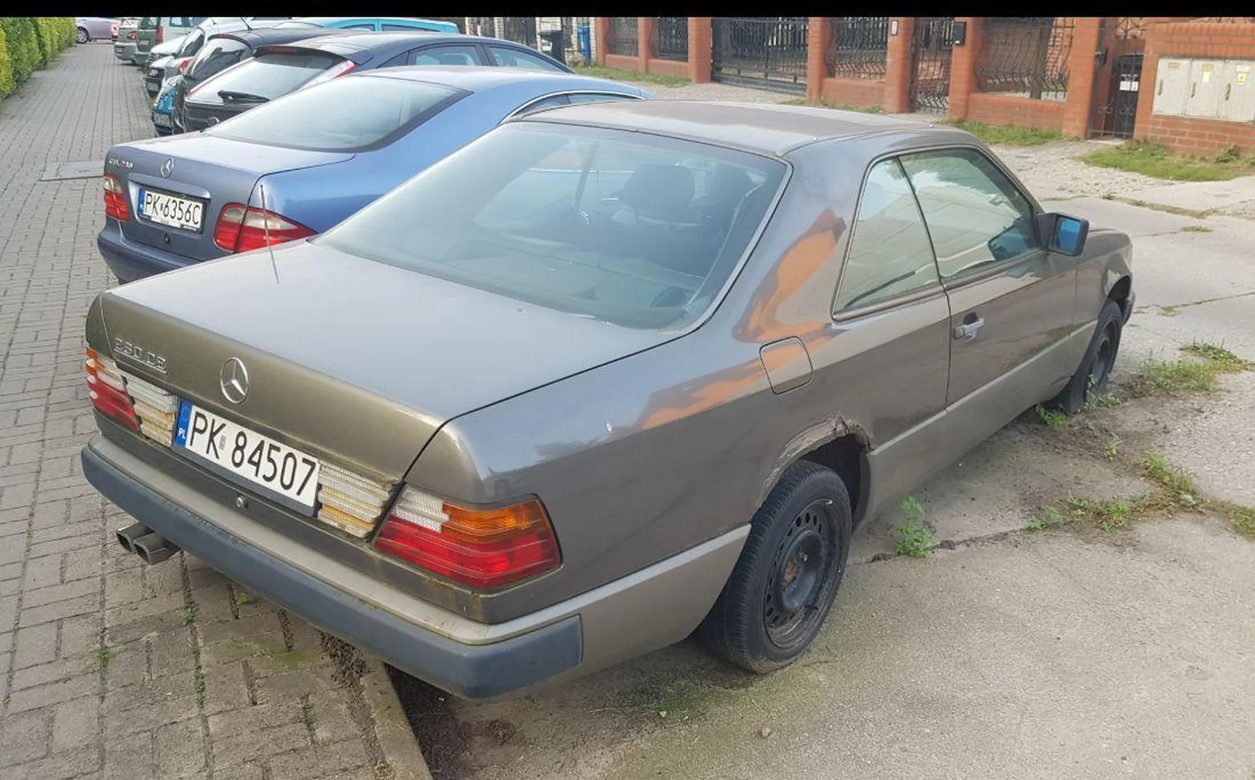 Kolekcjoner starego złomu. Egoista. Na zwrócenie uwagi odpowiada że mam się cieszyć bo kiedyś zajmował więcej parkingu.