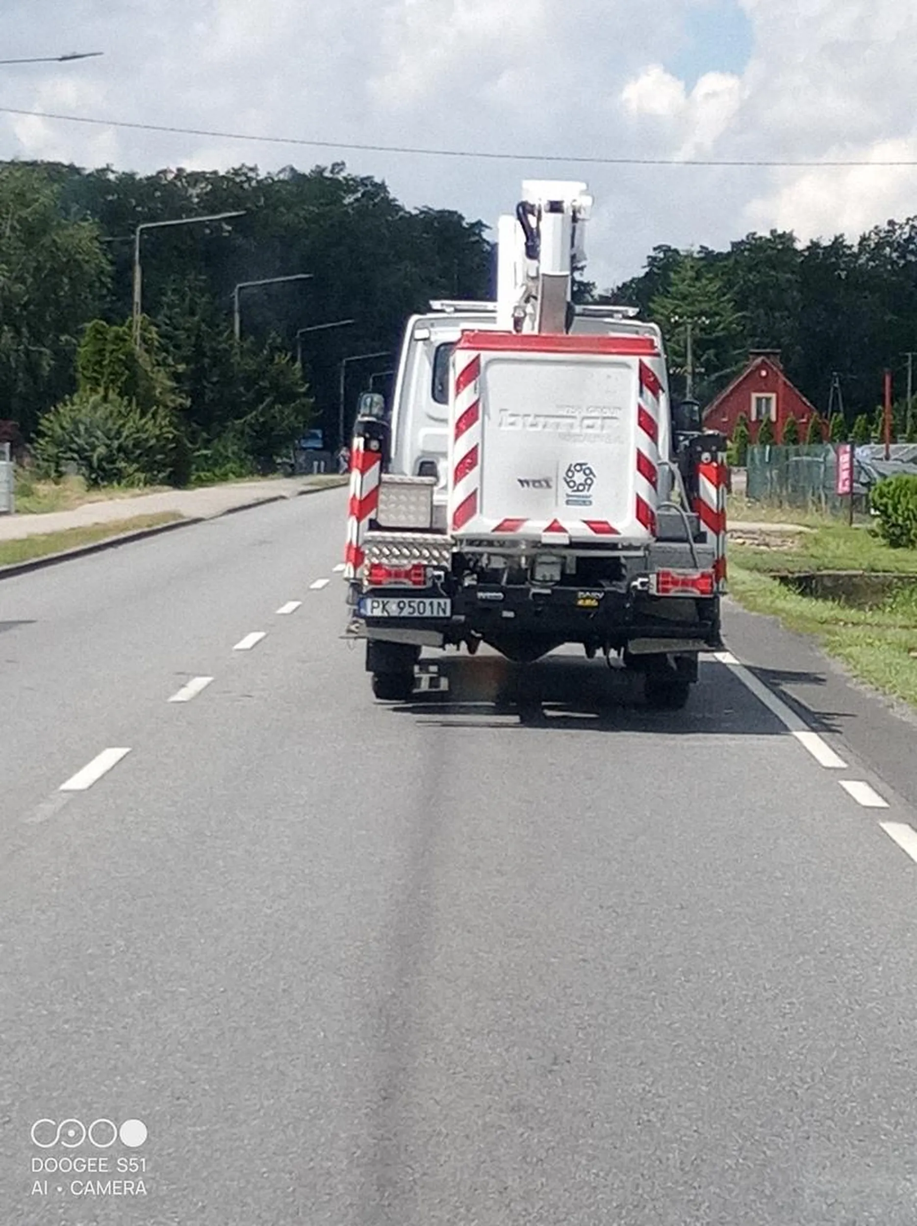 Niedzielny kierowca... Przy próbie wyprzedzania pajac zajeżdżał drogę... Jak się tak pierdoli z kobita jak z tą jazda jego to tylko jej współczuć jeb... Niedzielni czopkowcy