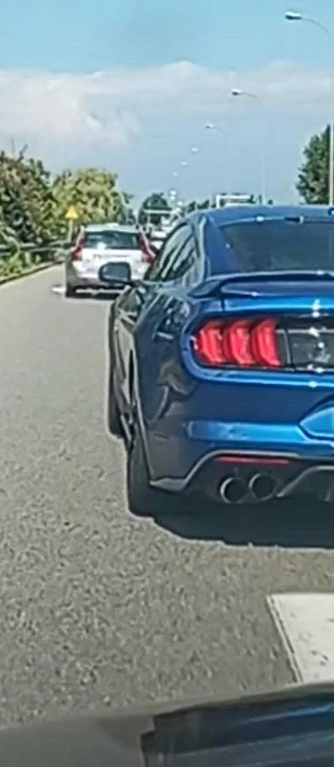 Kierowca zajeżdża drogę jeździ jak chce nie zwraca uwagi na innych kierowców nie używa kierunków