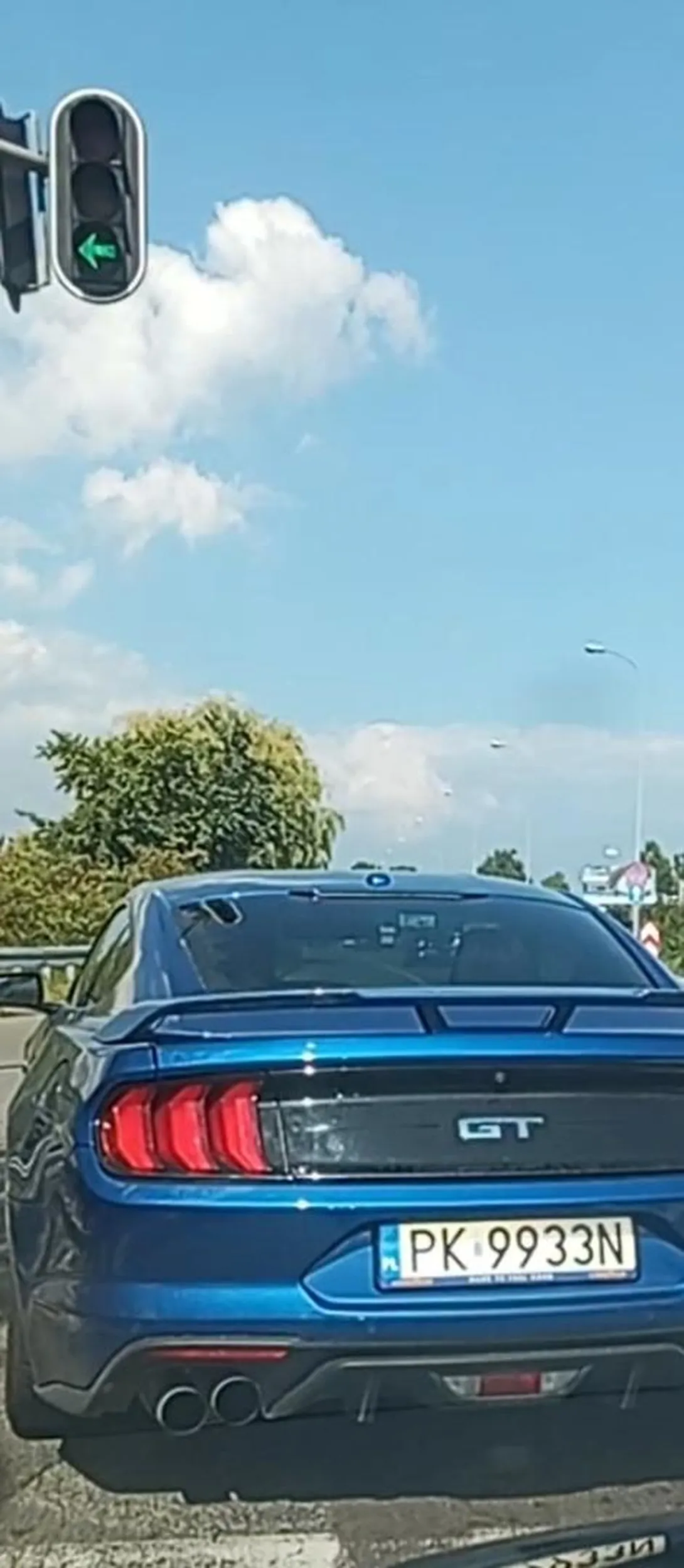 Kierowca zajeżdża drogę jeździ jak chce nie zwraca uwagi na innych kierowców nie używa kierunków