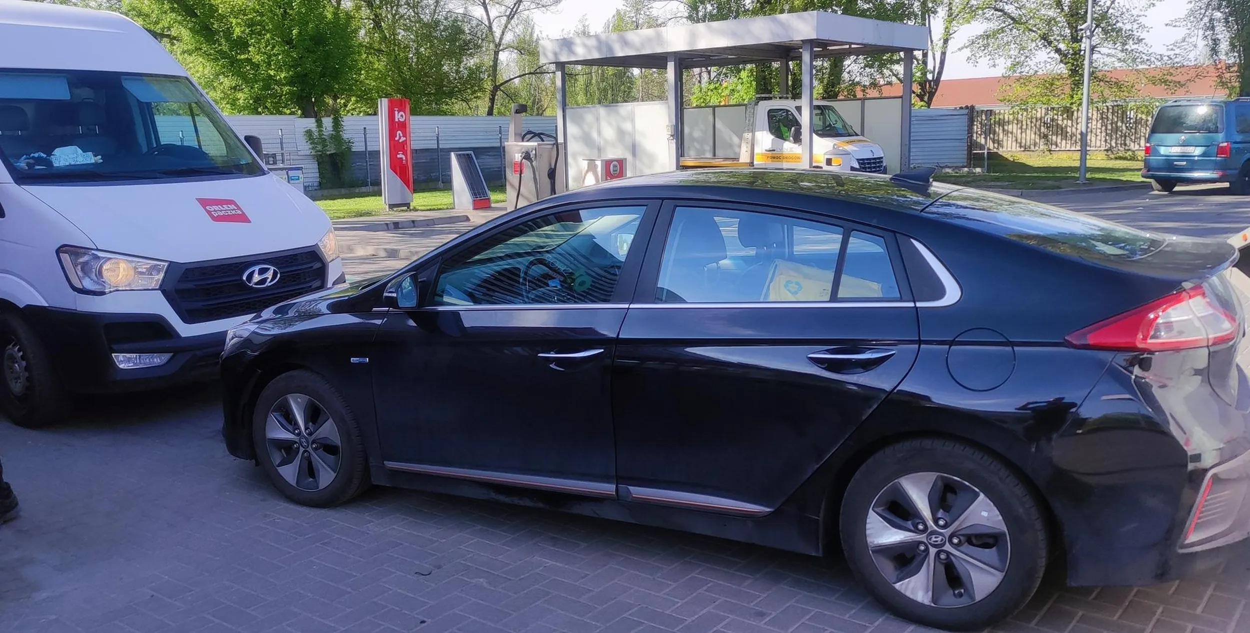 Kierowca prawdopodobnie naćpany, próbował wyłudzić odszkodowanie na stacji, a na końcu uciekając przed wezwaną policją potrącił pieszego. Torba glovo na kanapie.