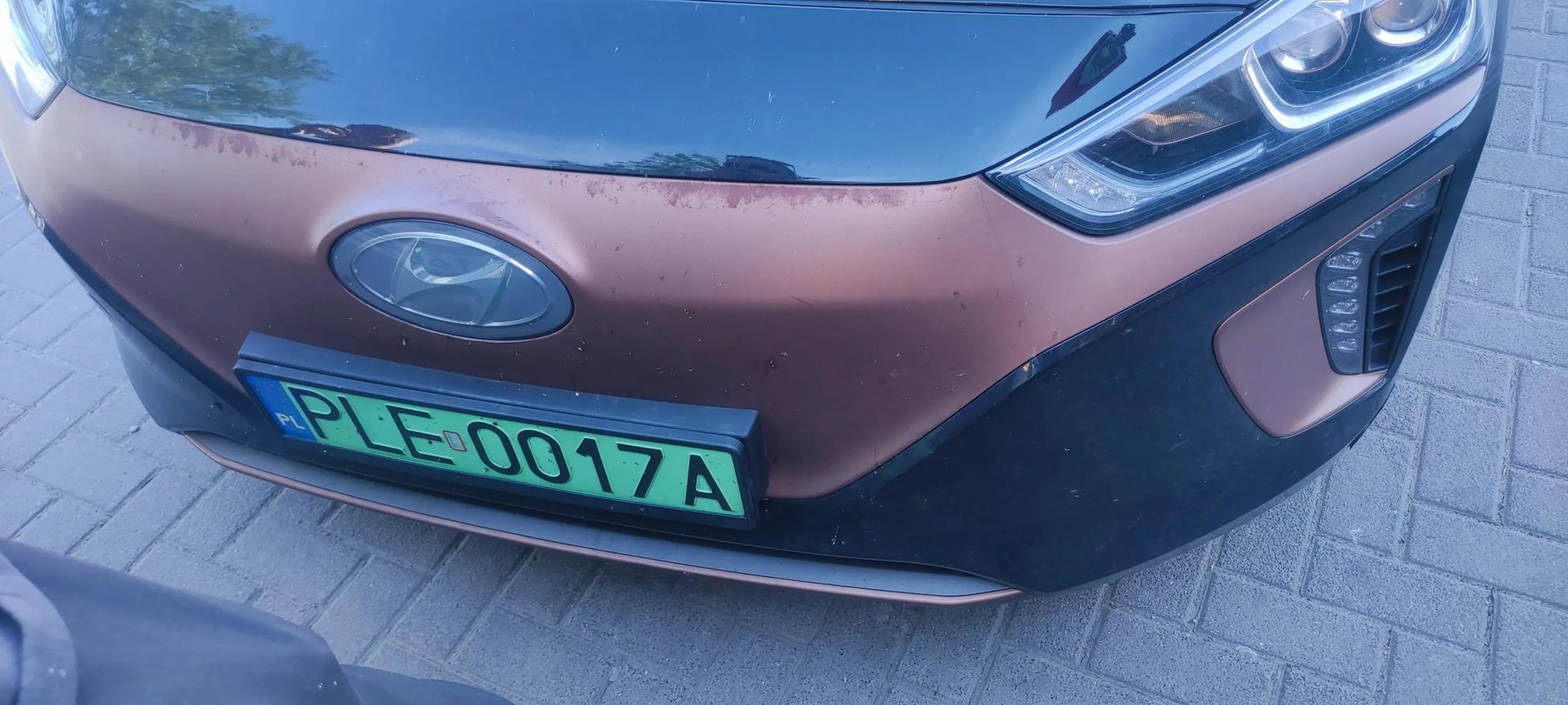 Kierowca prawdopodobnie naćpany, próbował wyłudzić odszkodowanie na stacji, a na końcu uciekając przed wezwaną policją potrącił pieszego. Torba glovo na kanapie.