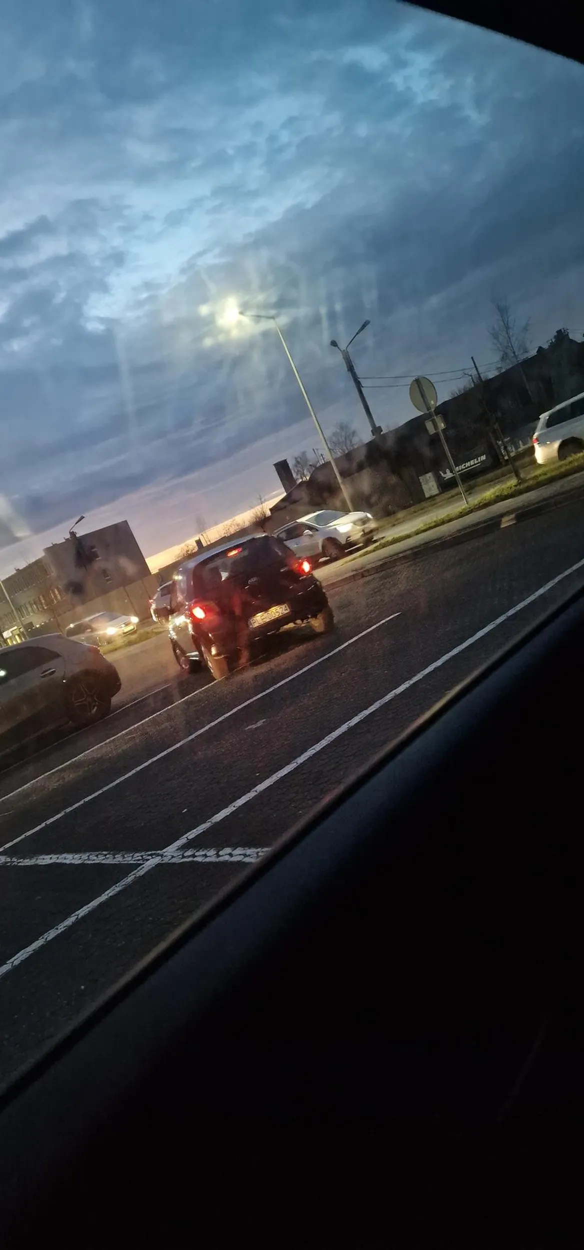 Dziadyga wyheżdżał z Anonimowych alkoholików przy spinki i jego pasażerka wyjebała mi drzwiami w auto. Lepiej nie parkować obok tego kierowcy.