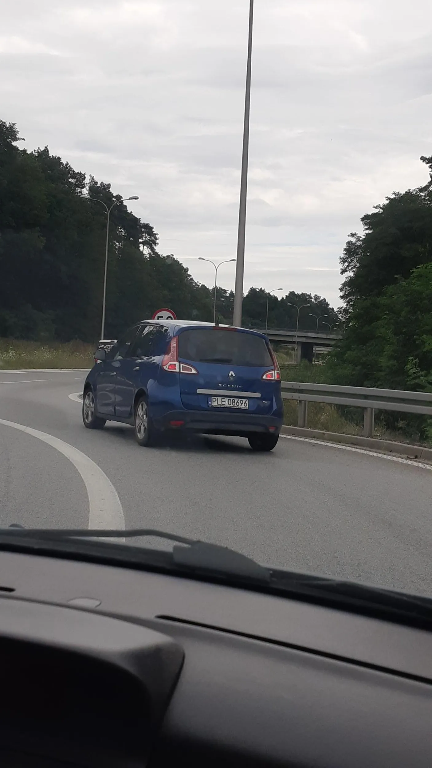 Babo, prawie się przytuliłaś bo nie wiesz z którego pasa sie jedzie w prawo. W chipsach wylosowałaś prawo jazdy?