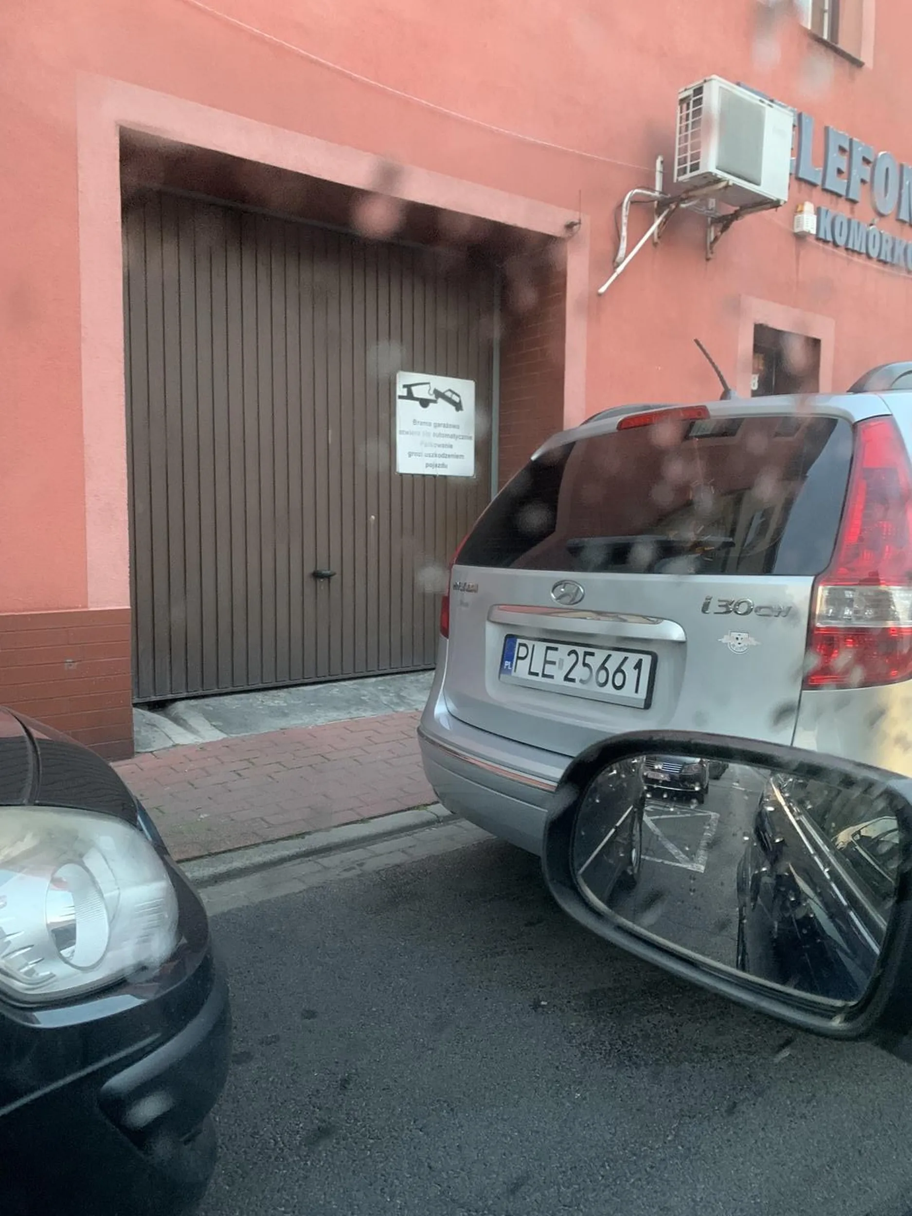 Pięknie parkujesz, chociaż by tak szanowanie bramy nie zastawiać ❤️