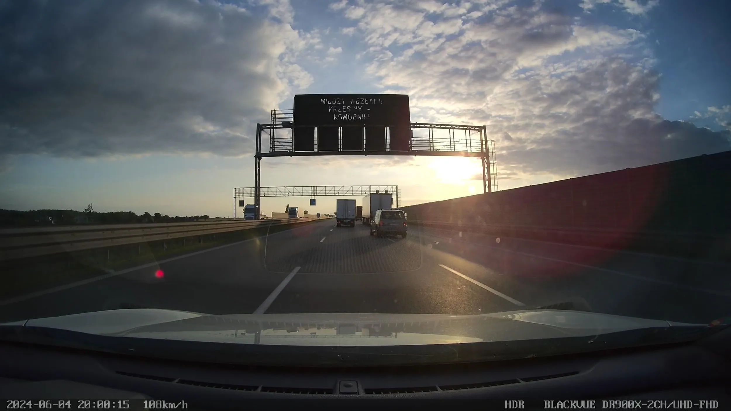 Słuchaj no paniusiu hrabino wszystkich pasów z wiecznym pierwszeństwem, nie wiem w jakich chipsach znalazłaś prawo jazdy ale Cię oświecę. Polski kodeks drogowy nakazuje jazdę z zachowaniem odpowiedniego dystansu za pojazdem poprzedzającym, w odległości minimum połowy wartości prędkości z jaką przemieszczają się pojazdy wyrażoną w metrach. Na zrzutach ekranu wyraźnie widać, że utrzymuję dystans około 50ciu metrów za obiema cięzarówkami. Ty zaś królowo szos i pięciu galaktyk wcięłaś mi się przed maskę DWUKROTNIE w przeciągu DWÓCH minut. Za pierwszym razem po prostu zmieniłem pas zamiast hamować i wszystkich wyprzedziłem, lecz chwilę później gdy chciałem zjechać z autostrady zrobiłaś ponownie to samo. To z jaką nonszalancją się wpierdoliłaś w wąską lukę gdy na tym samym pasie, po horyzont... nie było za mną nikogo... każe mi sądzić, iż jesteś pierwszym niepotwierdzonym dotąd naukowo przypadkiem osoby poruszającej się pojazdem mechanicznym, bez mózgu...