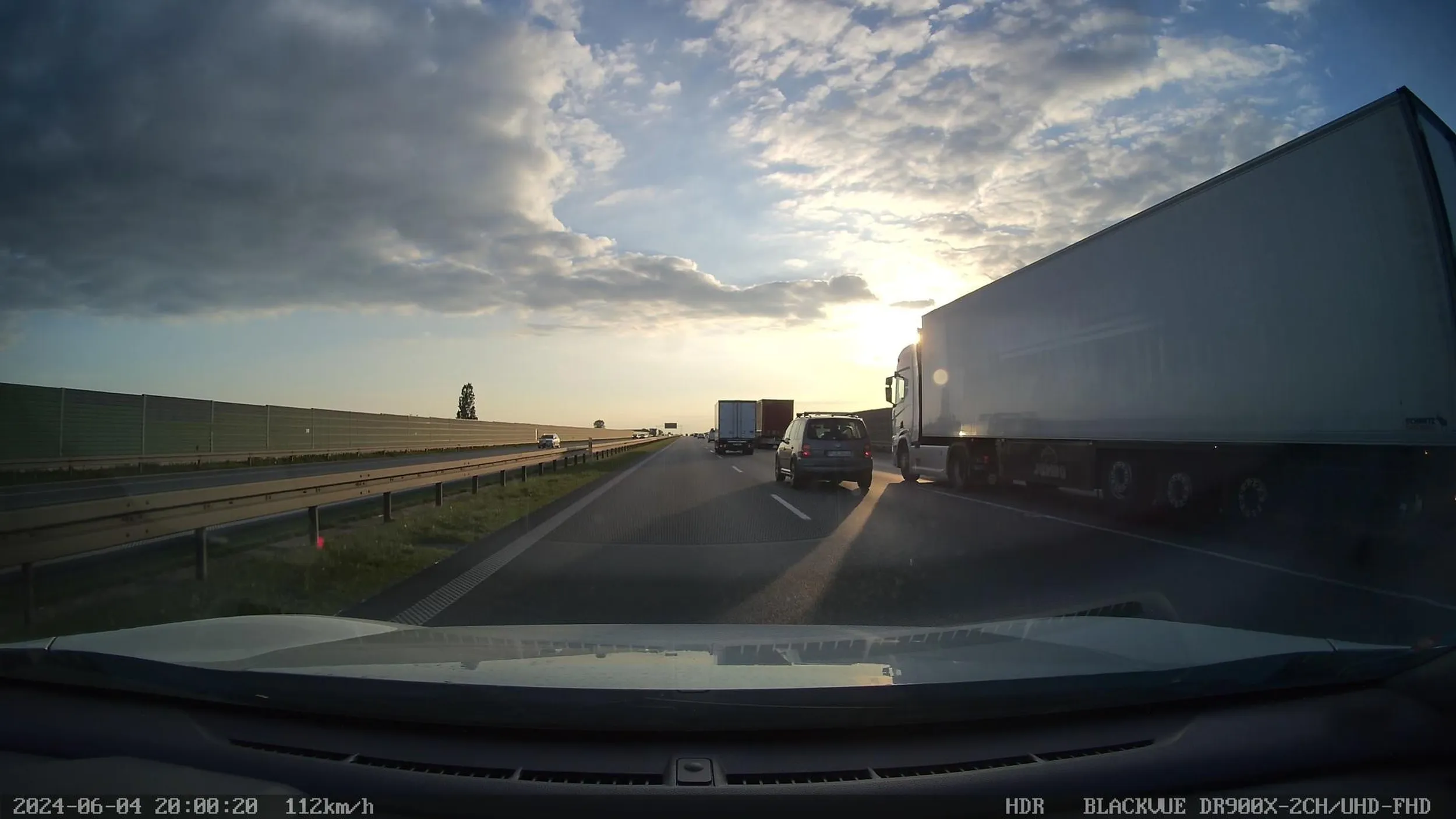 Słuchaj no paniusiu hrabino wszystkich pasów z wiecznym pierwszeństwem, nie wiem w jakich chipsach znalazłaś prawo jazdy ale Cię oświecę. Polski kodeks drogowy nakazuje jazdę z zachowaniem odpowiedniego dystansu za pojazdem poprzedzającym, w odległości minimum połowy wartości prędkości z jaką przemieszczają się pojazdy wyrażoną w metrach. Na zrzutach ekranu wyraźnie widać, że utrzymuję dystans około 50ciu metrów za obiema cięzarówkami. Ty zaś królowo szos i pięciu galaktyk wcięłaś mi się przed maskę DWUKROTNIE w przeciągu DWÓCH minut. Za pierwszym razem po prostu zmieniłem pas zamiast hamować i wszystkich wyprzedziłem, lecz chwilę później gdy chciałem zjechać z autostrady zrobiłaś ponownie to samo. To z jaką nonszalancją się wpierdoliłaś w wąską lukę gdy na tym samym pasie, po horyzont... nie było za mną nikogo... każe mi sądzić, iż jesteś pierwszym niepotwierdzonym dotąd naukowo przypadkiem osoby poruszającej się pojazdem mechanicznym, bez mózgu...