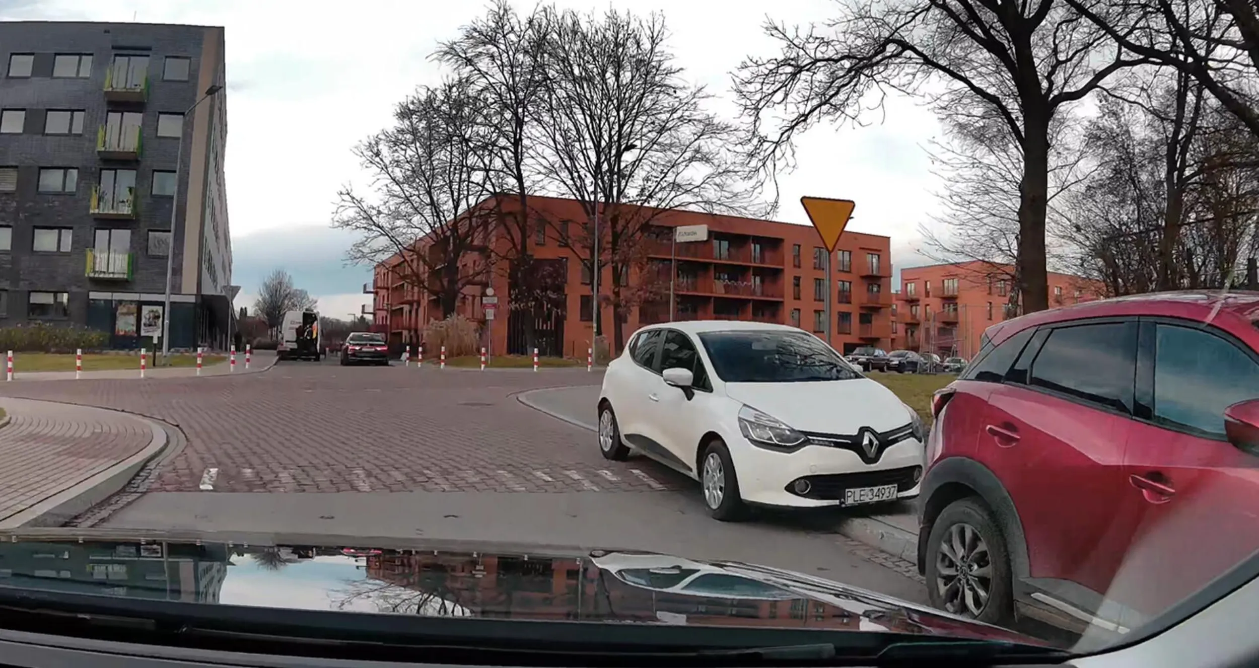 Baran już na stałe chyba zrobił sobie prywatne miejsce parkingowe tuż przy skrzyżowaniu. I przez takiego jednego gamonia pół osiedla musi kombinować mijanki w ruchu wahadłowym. Ogarnij się gamoniu.