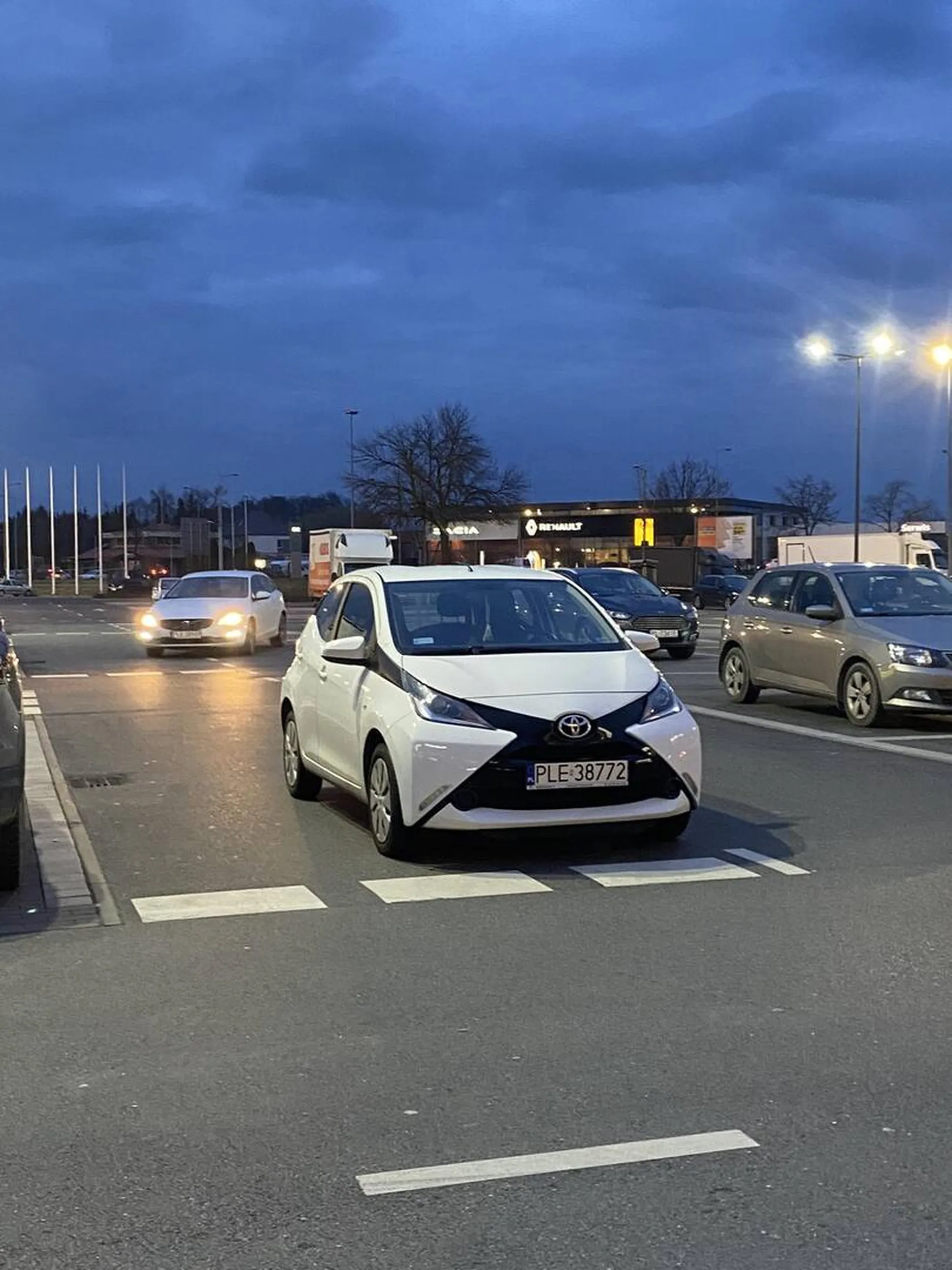 Polecam kasztanie, jak wychodzisz z auta, obrócić się i spojrzeć gdzie stoisz. Środek drogi to bynajmniej nie miejsce parkingowe.