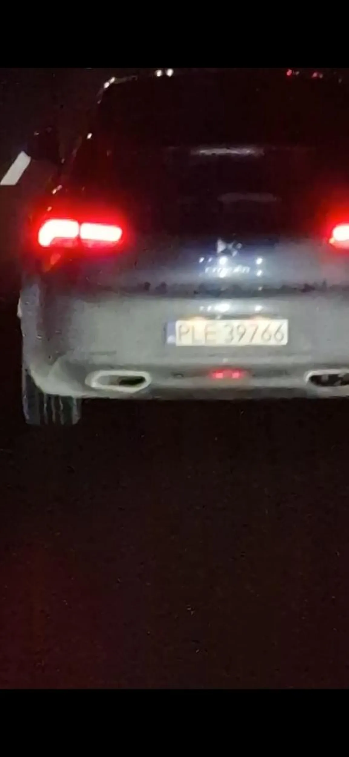 Zwykły burak, któremu przeszkodziło że wpuściłem ciężarówke z pasa rozbiegowego (zmieniłem pas na lewy). Oczywiście momentalnie długie. Manewr trwał patrząc na obraz z kamerki 3/4 sekundy ale kierowca na końcu postanowił mnie wybić do 65km/h. Życzę Ci wszystkiego dobrego na święta. Nagranko leci dalej :)