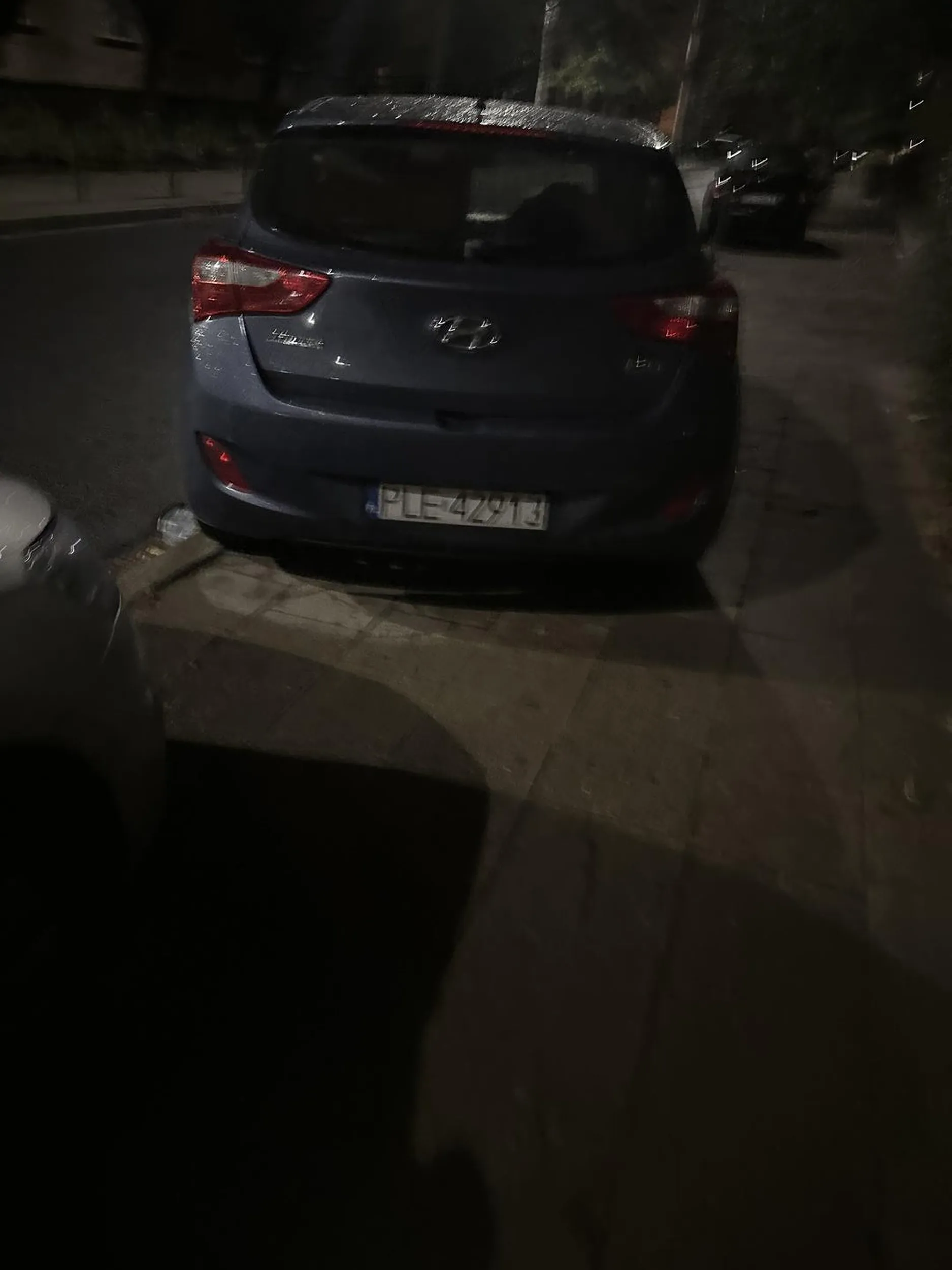 Brawa dla Pani. Bardziej po skosie zaparkować się nie dało. Brak przejścia dla pieszych na chodniku, a jak widać na wyrównanie parkowania sporo miejsca.