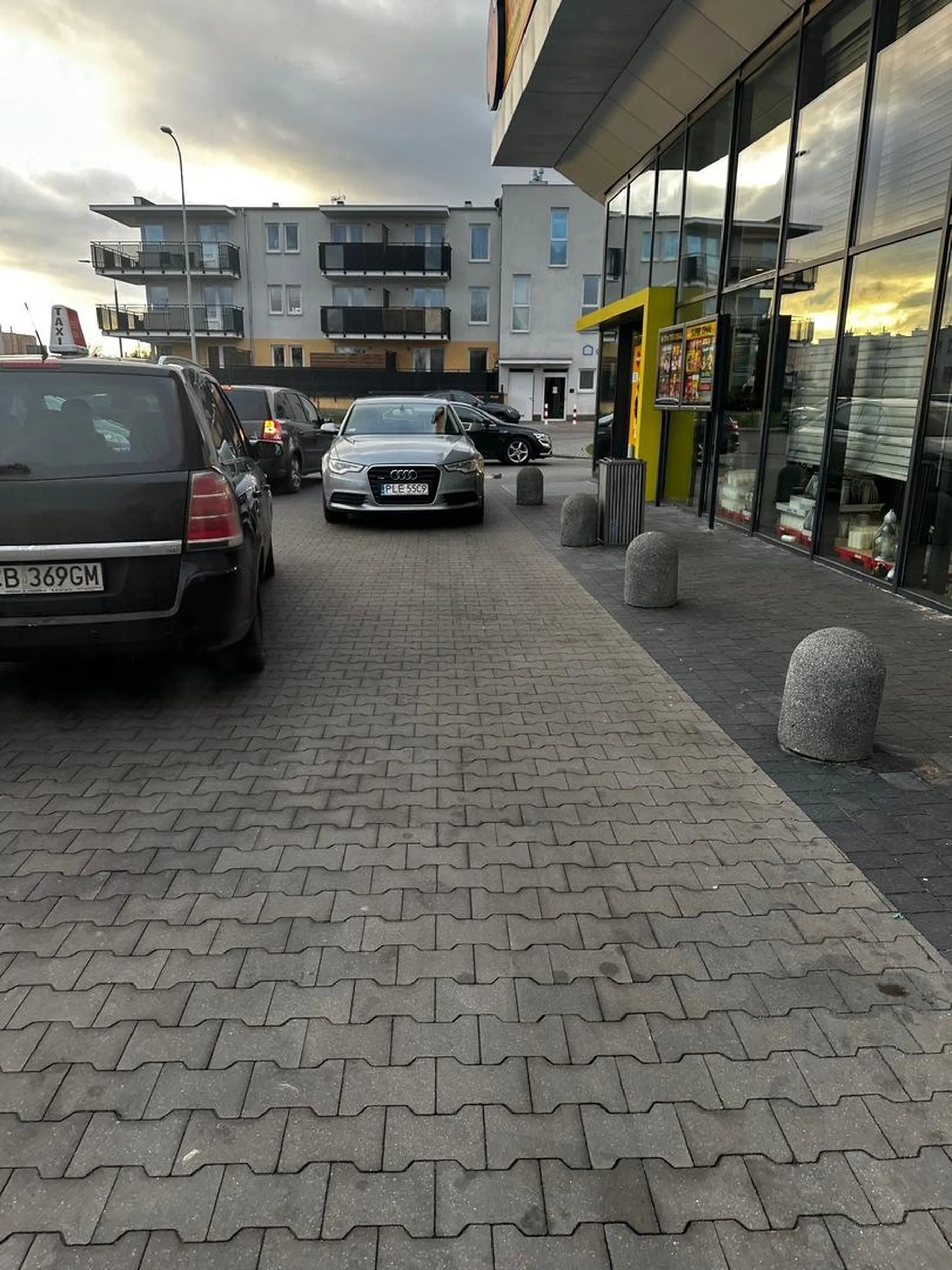 Może i zaparkował w wejściu, ale przynajmniej samochody też zablokował.