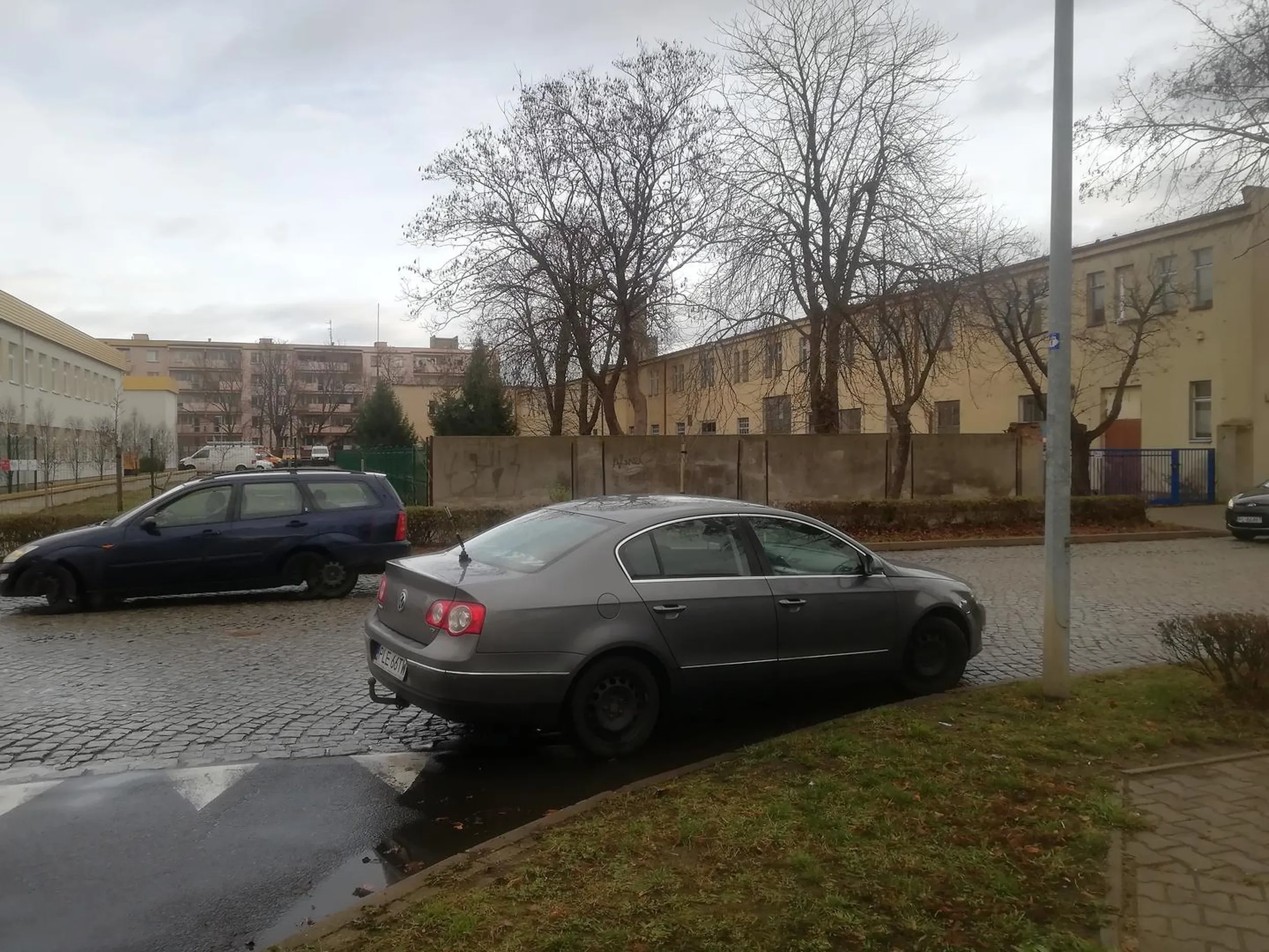 Parkowanie na skrzyżowaniu. Leszno. ul. Grunwaldzka.