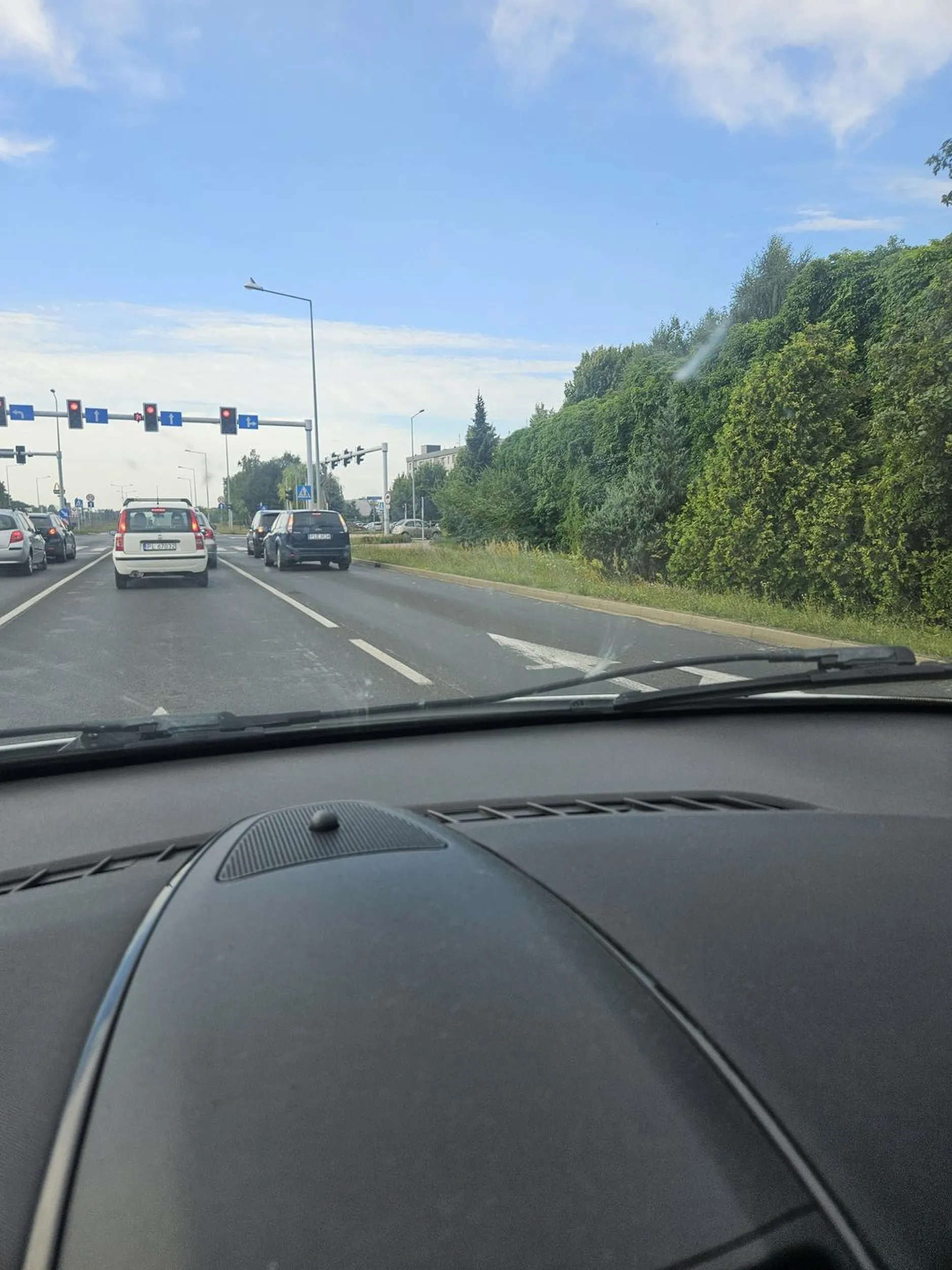 Kierowca Forda Fiesty zajeżdżał mi drogę specjalnie na drodze trzy pasmowej. Jadąc środkowym pasem, wiedząc że jadę prawidłowa prędkością, chcąc jechać ciągle prosto, przed moja maska, nagle wyjechał mi ten ford. Gdy zmieniłam pas na lewy bo nagle przychamował, to bardzo szybko i bez kierunkowskazu znów zajechał mi drogę, więc znów zmieniałem pas na środkowy, a kierowca ponownie mnie zajechał. Postanowiłam jechać za nim wolno  bo uznałam że jest niebezpieczny. Przed samymi światłami skręcił na pracy pas, a później kontynuował swój slalom przed innymi samochodami.